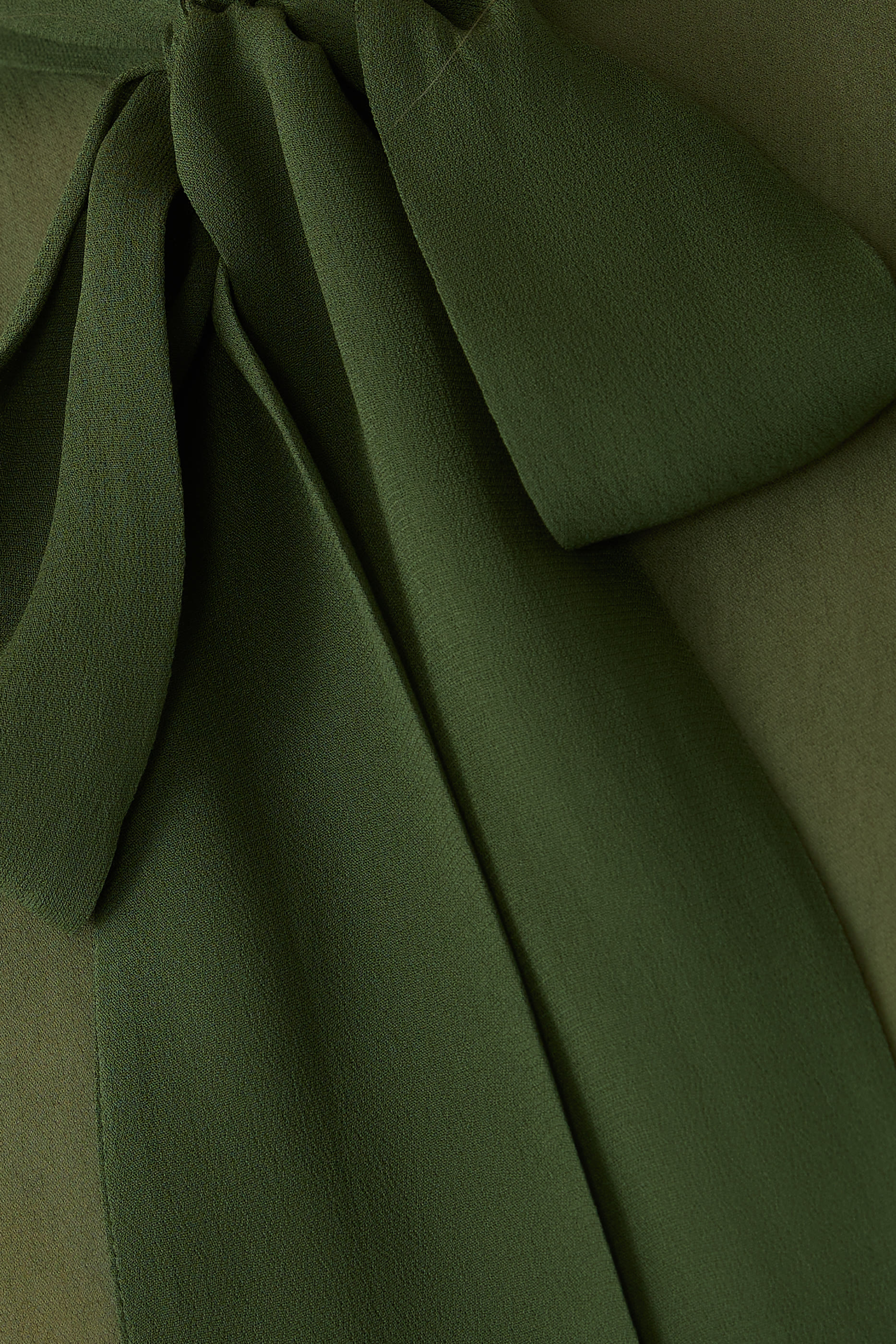 بلوزة لويد بربطة عند العنق