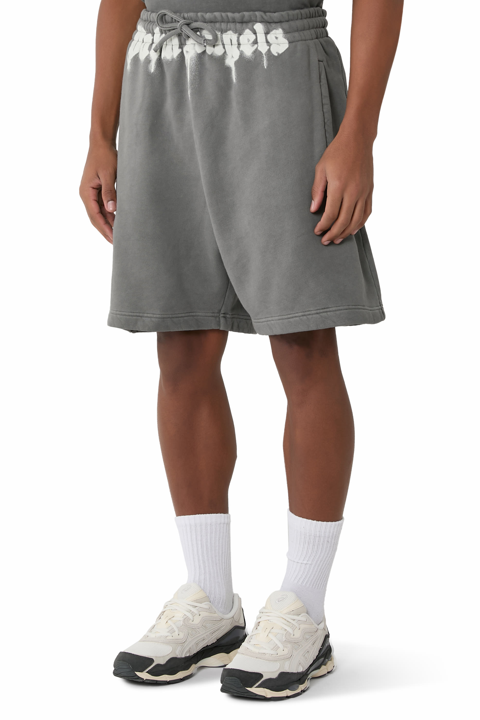 شورت رياضي بشعار الماركة على الخصر