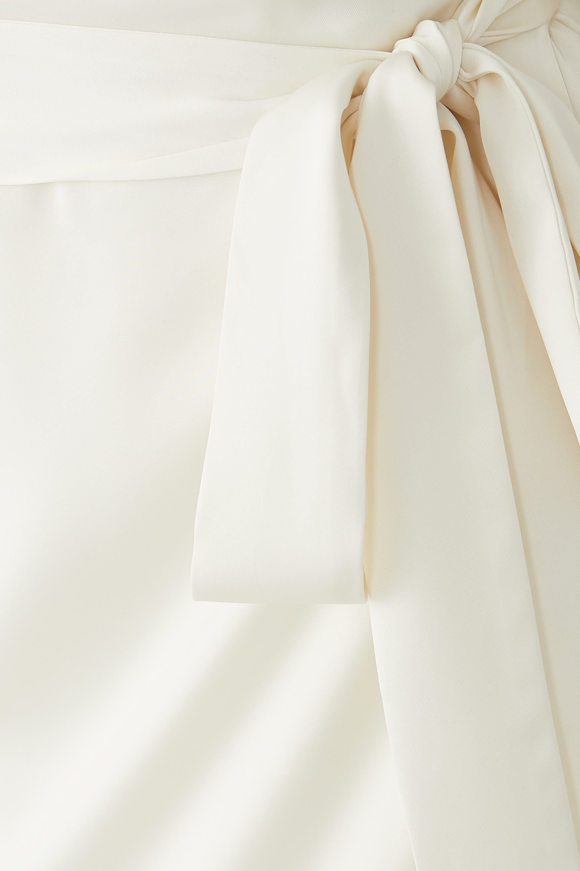 فستان متوسط الطول بتصميم ملفوف