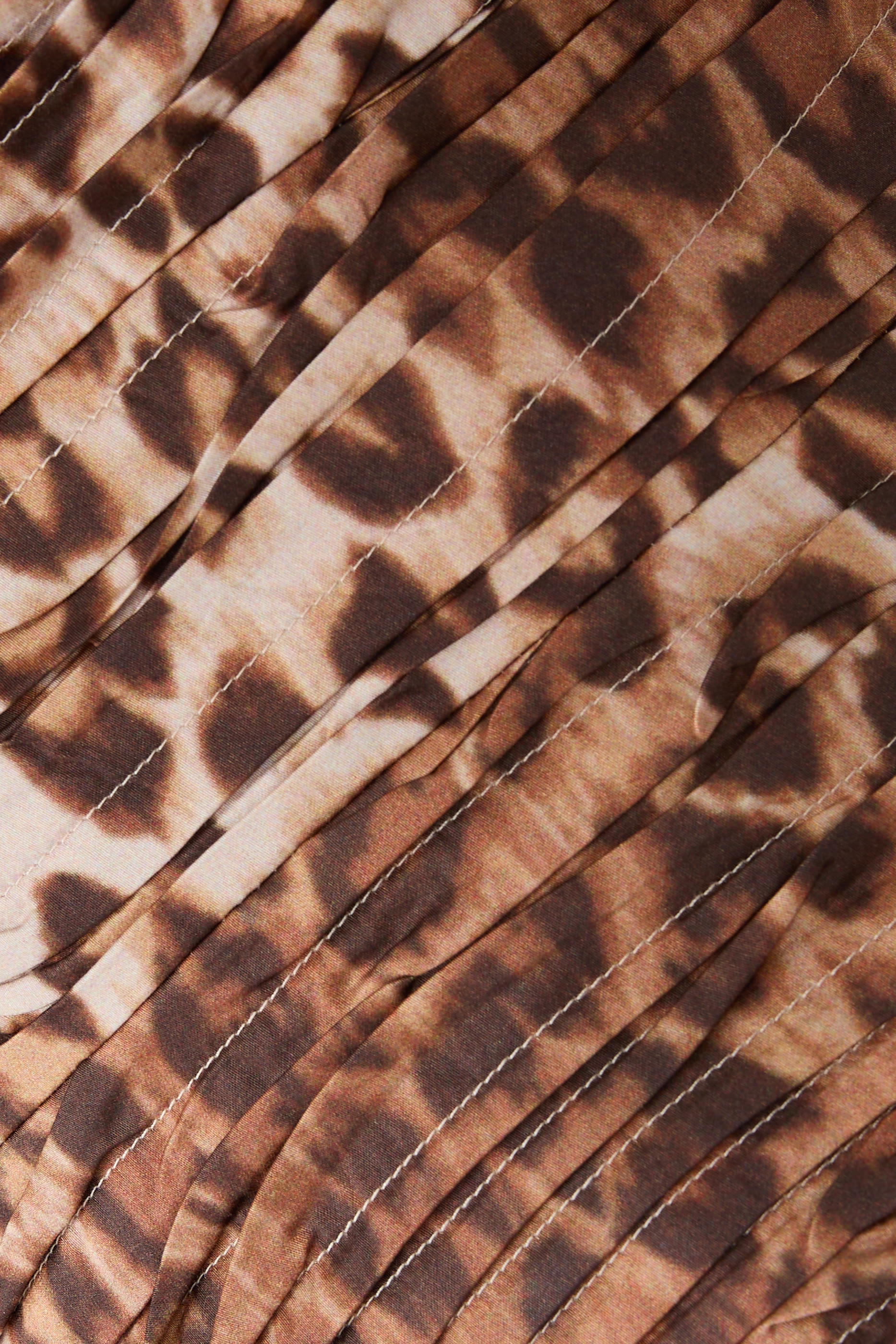 بلوزة سانبيم بتصميم صدرية وطيات