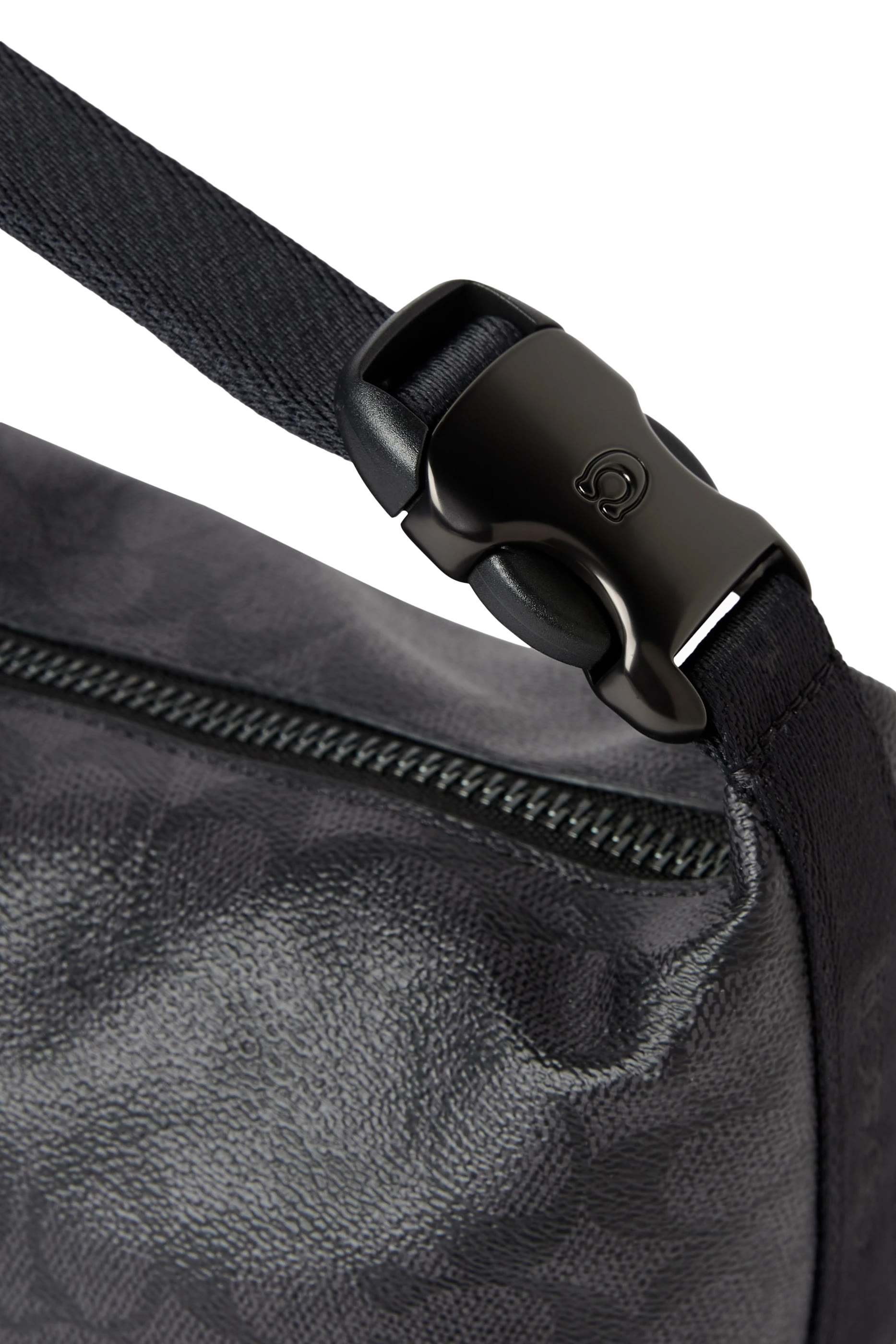 حقيبة سفر بمشبك سريع للإغلاق، قماش قنب مزين بشعار الماركة