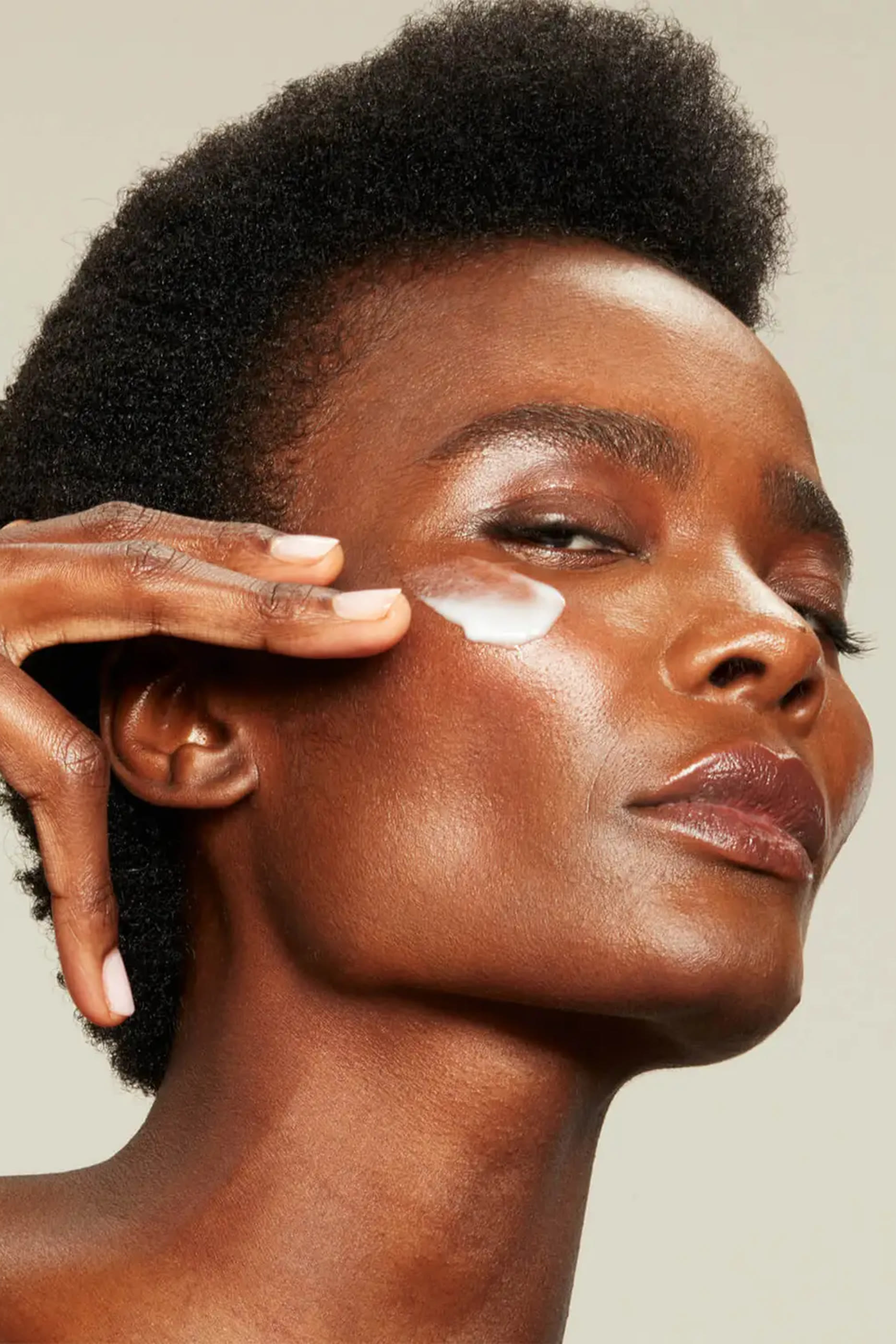 كريم حريري لشد وتفتيح البشرة