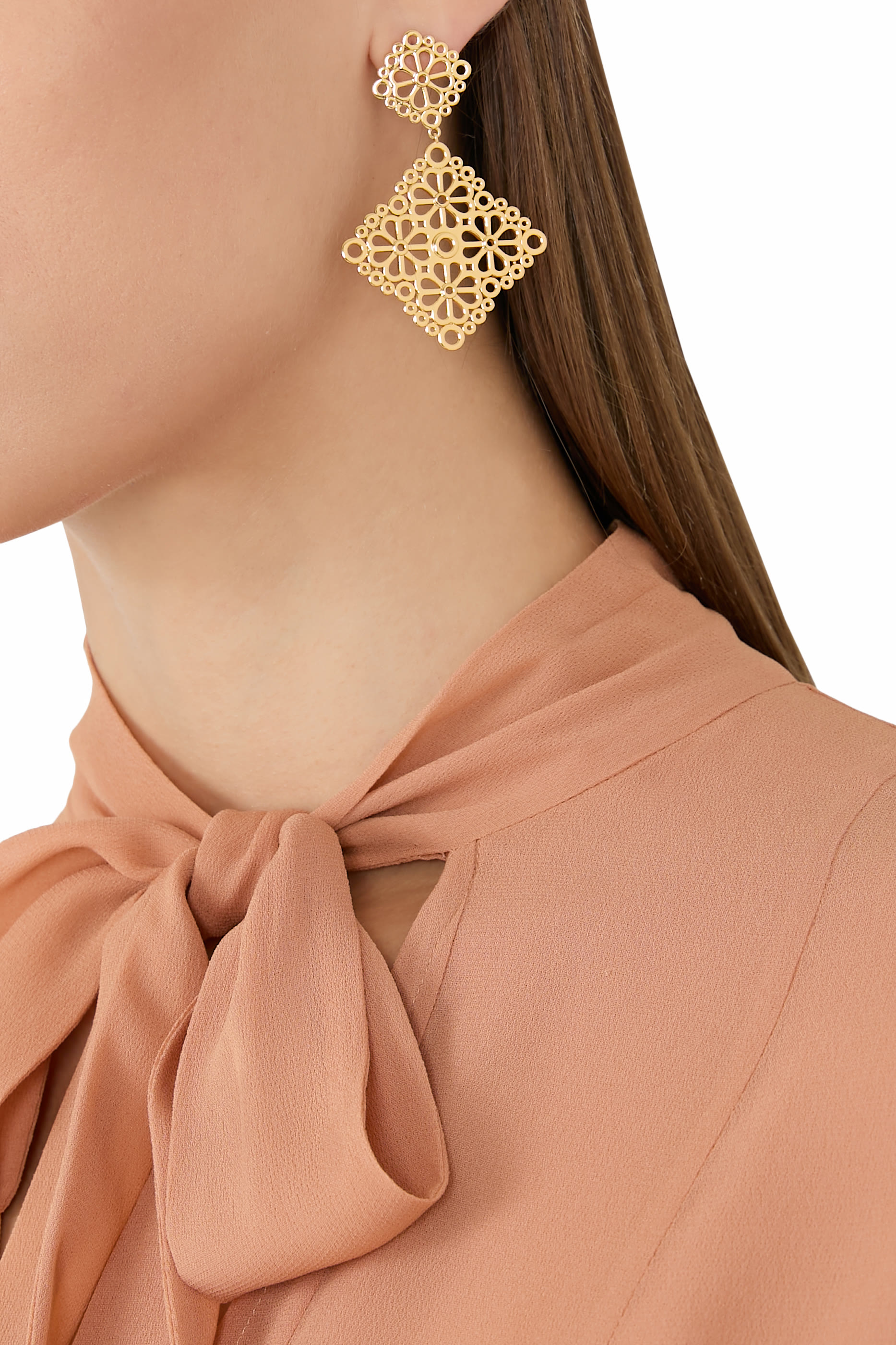 أقراط متدلية بفتحات وزهور بالشكل البستوني، معدن مطلي وفولاذ