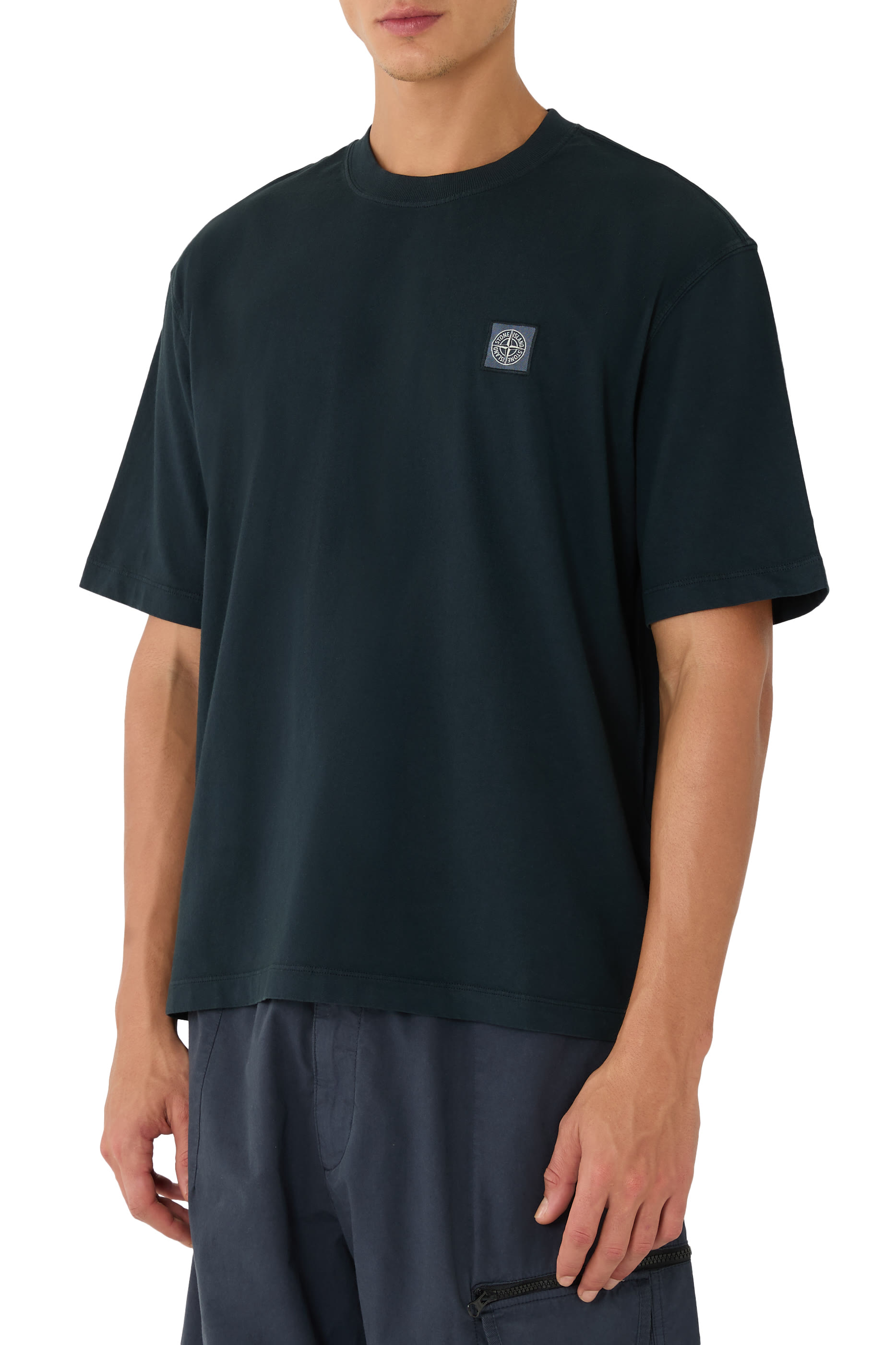 تيشيرت بأكمام قصيرة ورقعة شعار الماركة