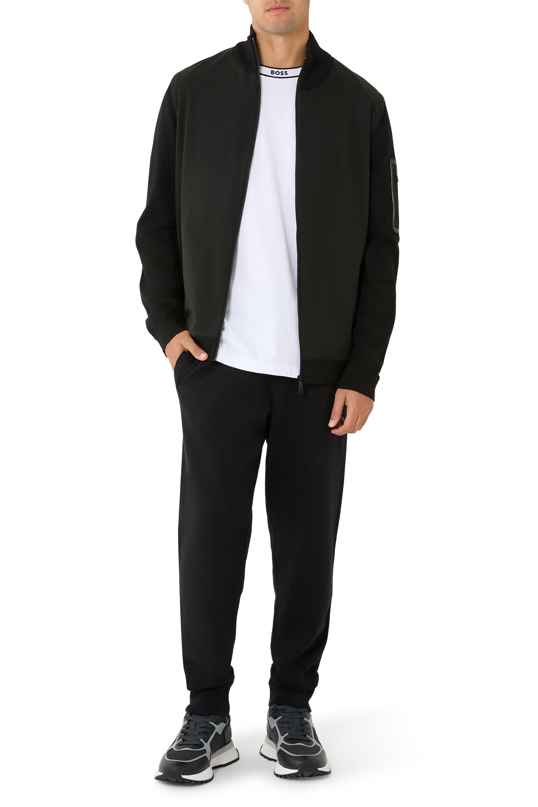 تيشيرت بياقة مخططة بشعار الماركة