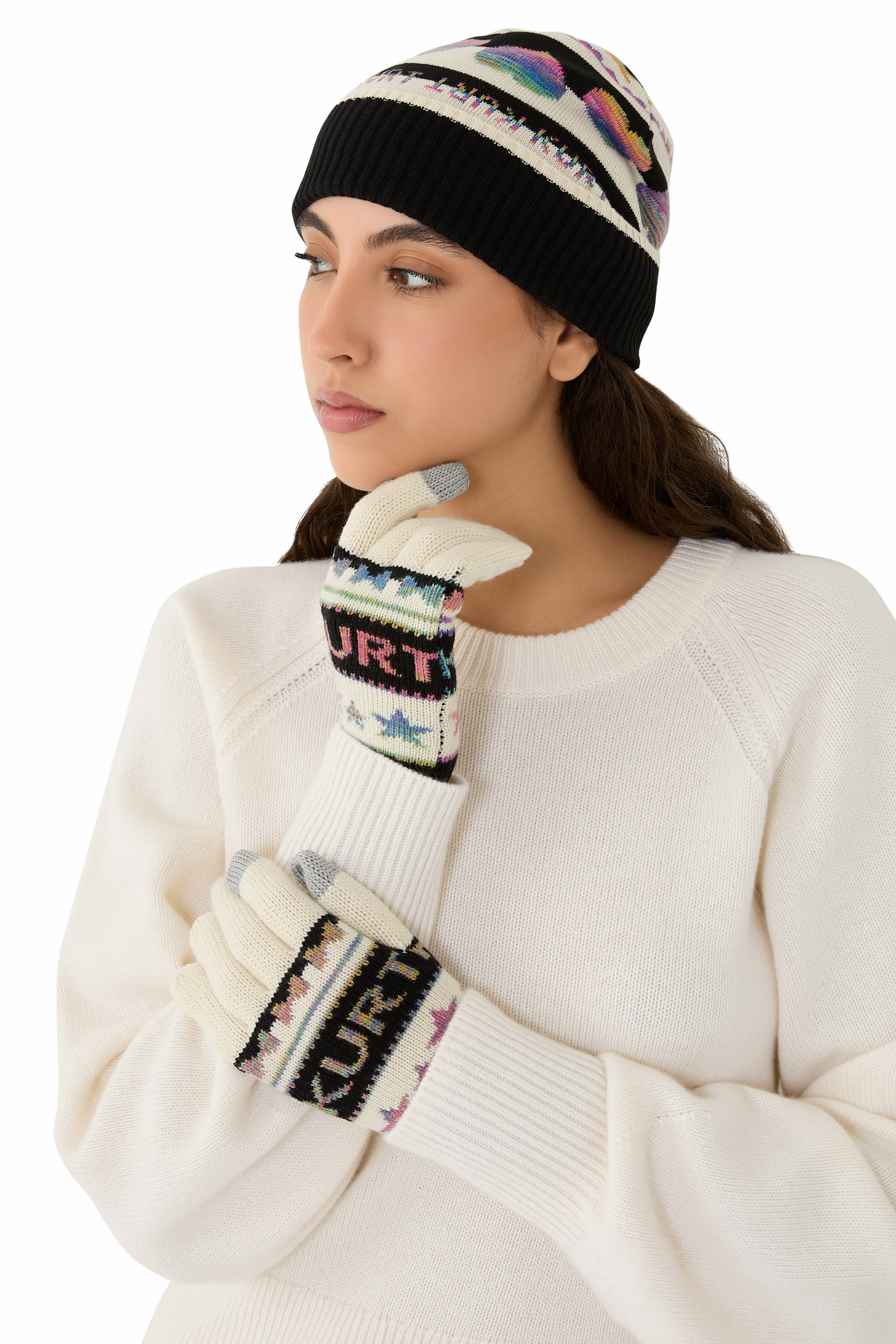 قبعة بيني مزينة بنقشة نجوم وقلوب وفيونكة