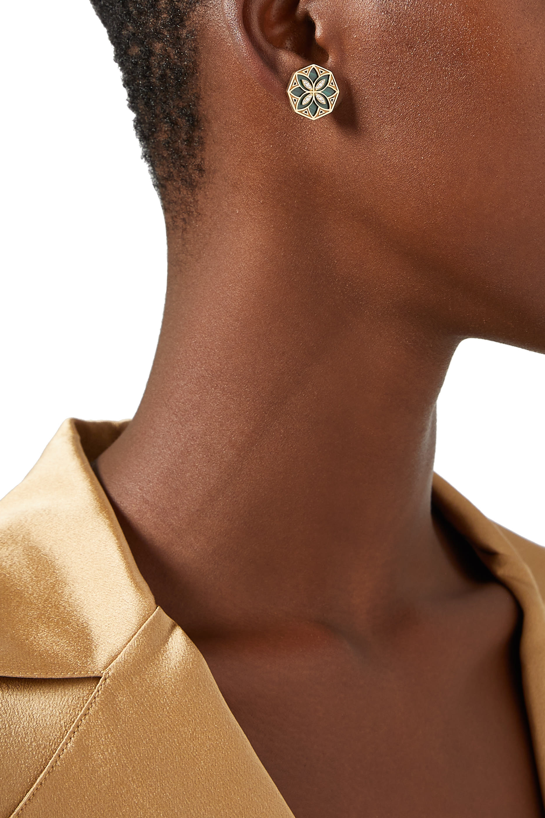 أقراط ورد تراث بنقشة زهرة مرصعة بالماس، ذهب أصفر عيار 18