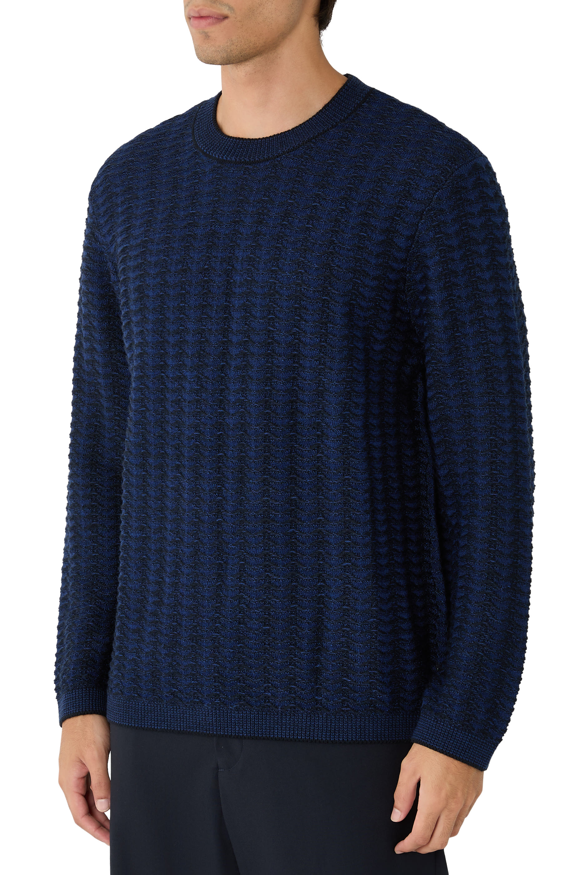 كنزة بتصميم جامعي مزينة بشعار الماركة