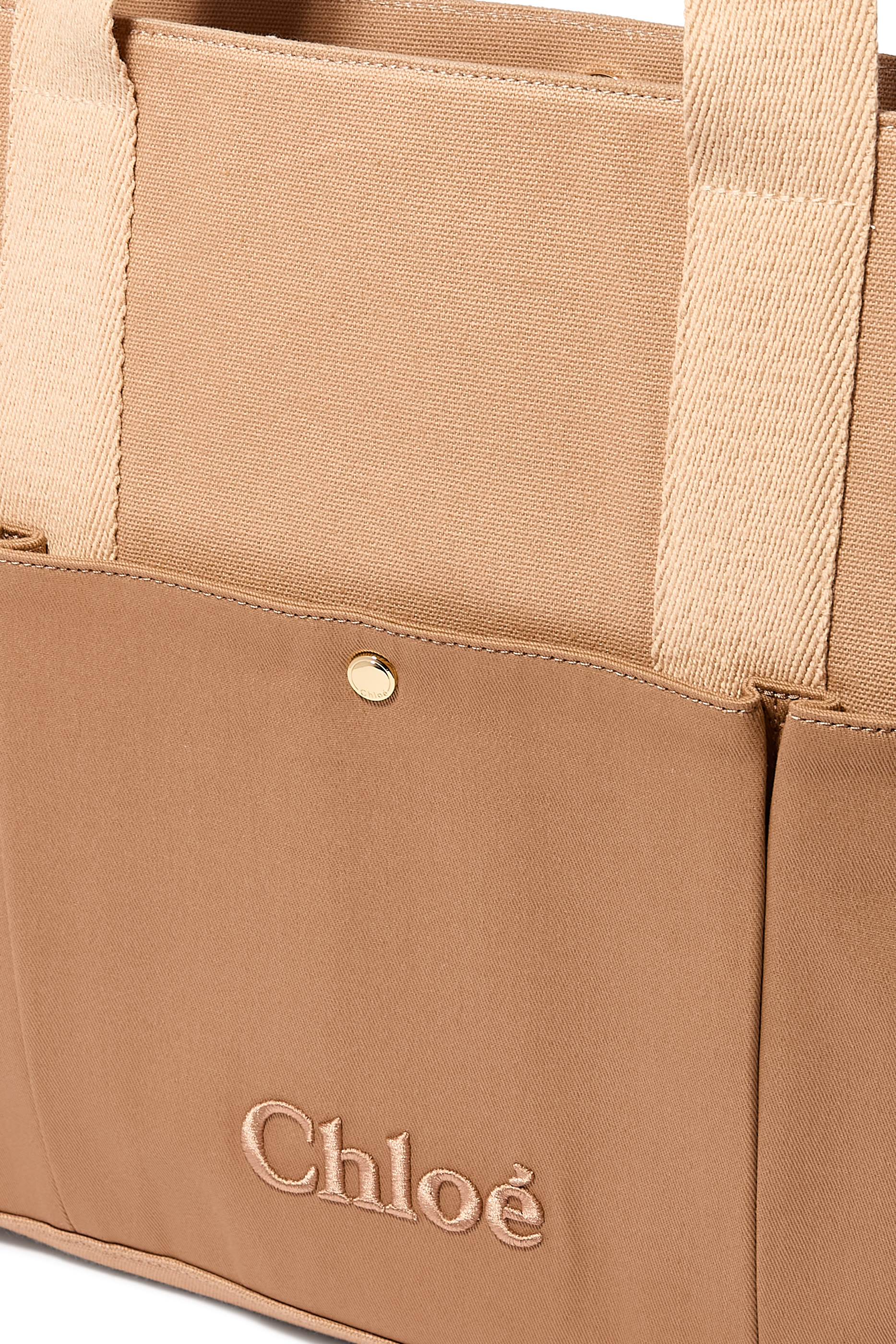 حقيبة مستلزمات أطفال مزينة بشعار الماركة