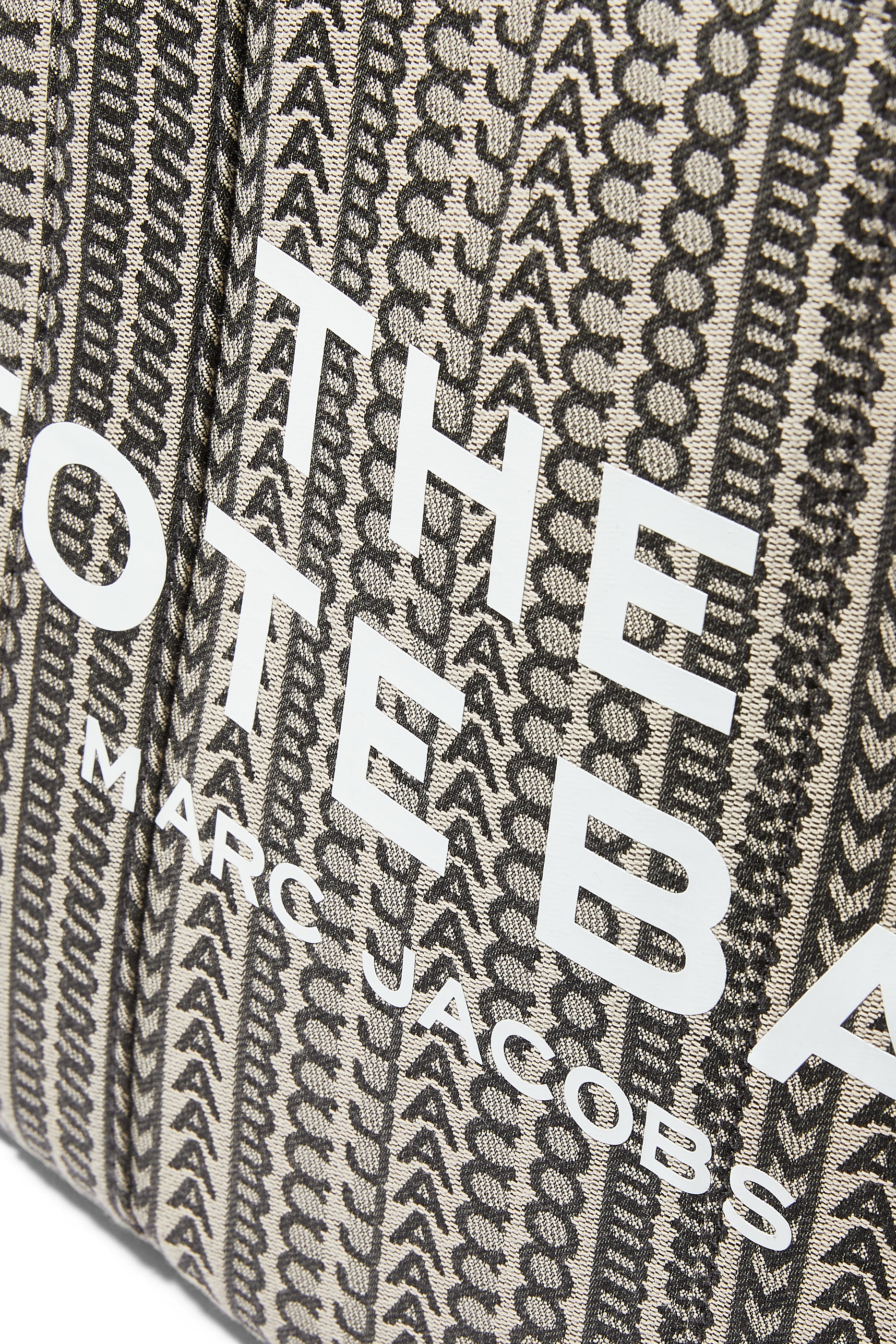 حقيبة يد كبيرة بحروف شعار الماركة