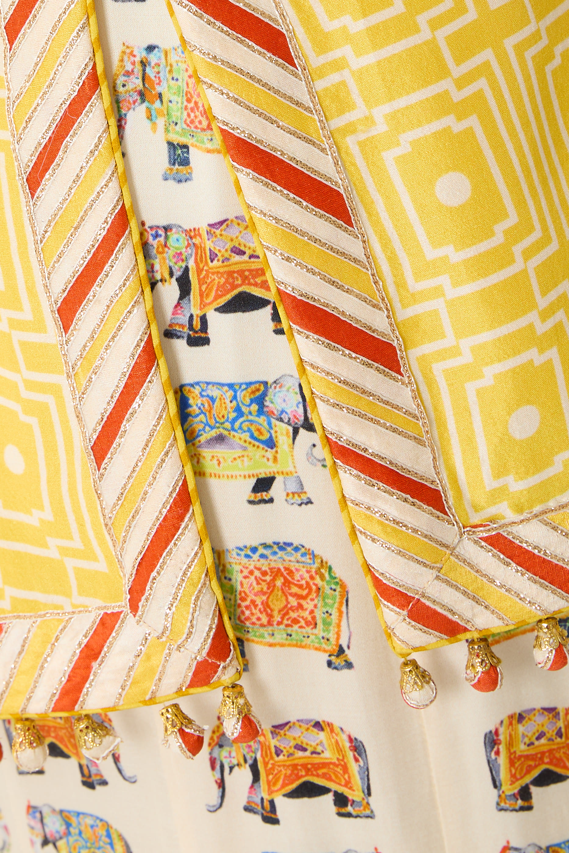 طقم كورتا بقصة قصيرة مع دوباتا وبنطال بالازو بنقشة