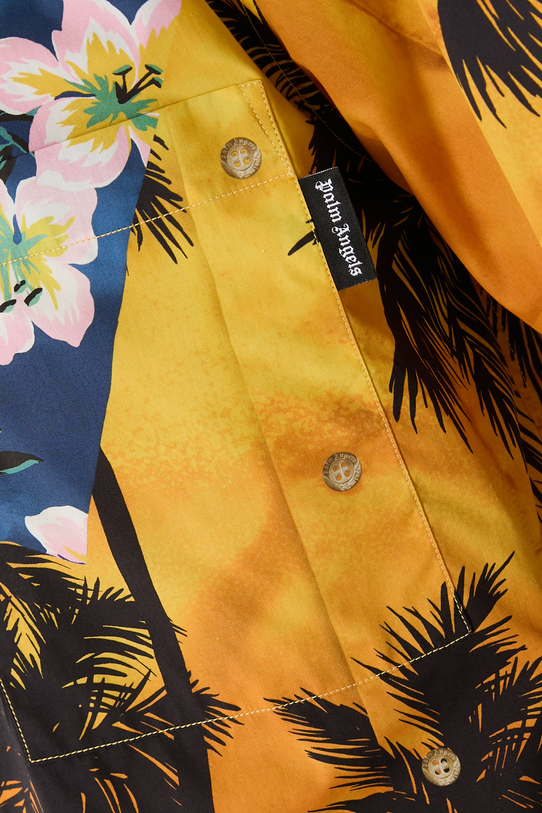 قميص بأكمام قصيرة ونقشة