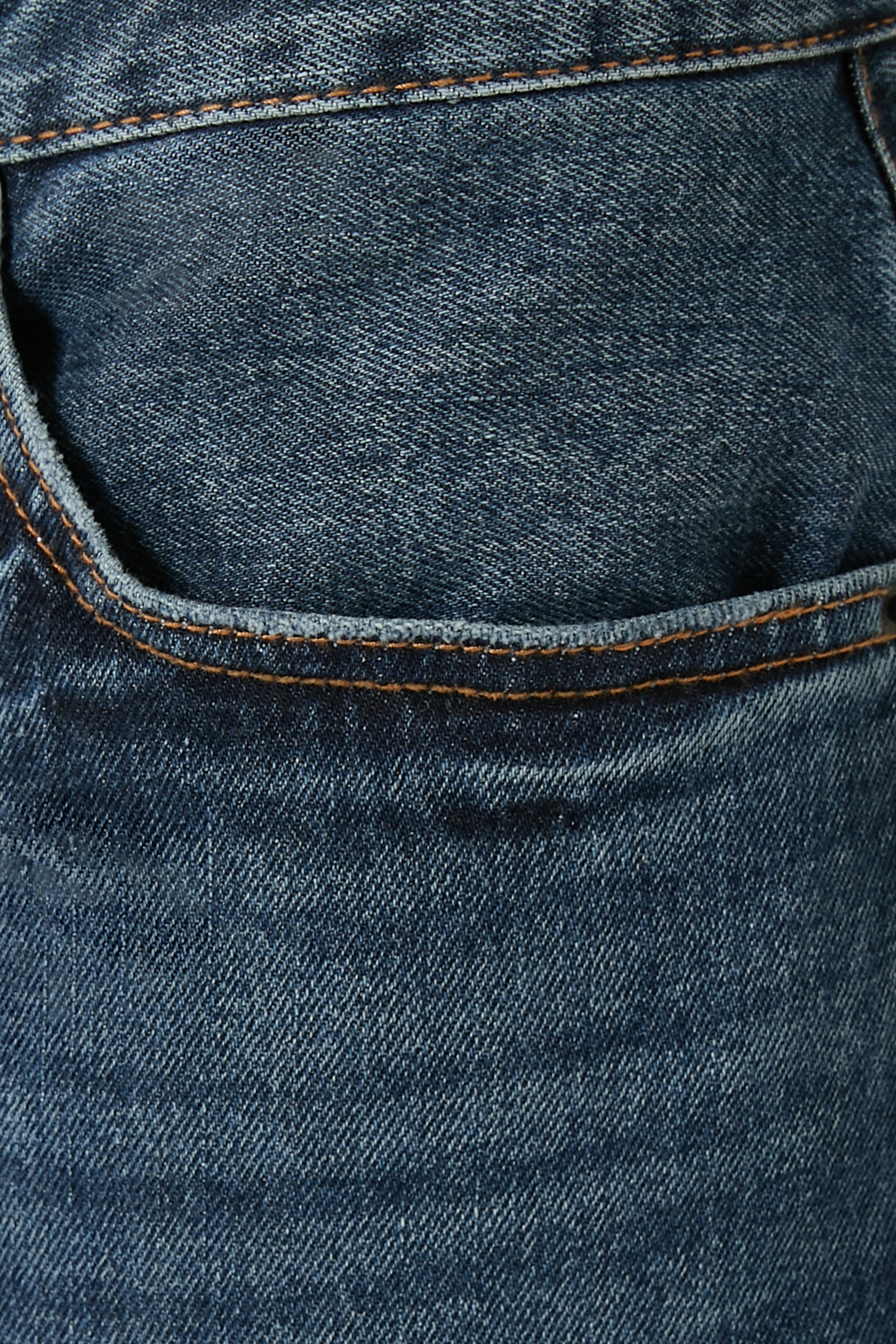 بنطال بقصة ضيقة وخمس جيوب دنيم