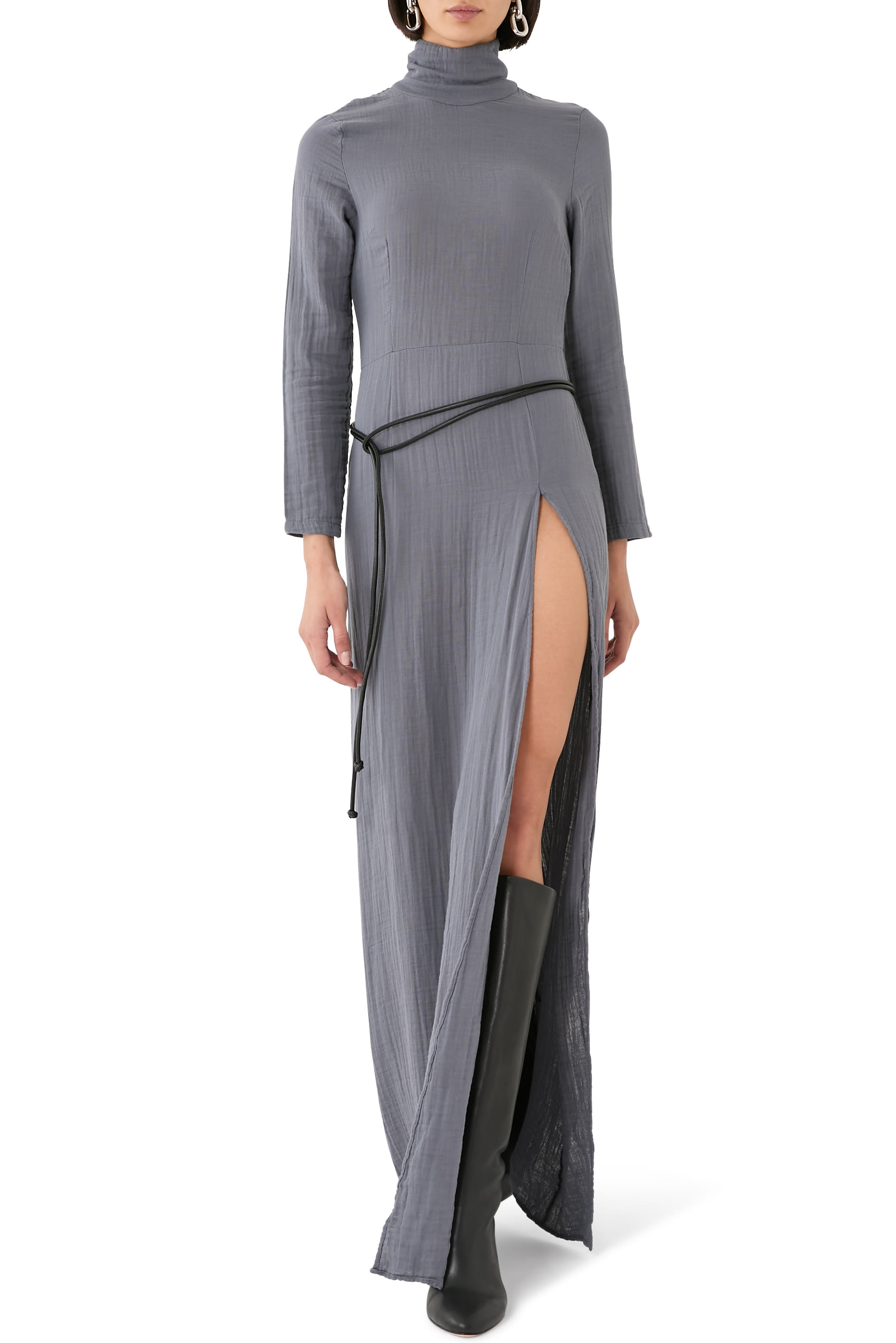 فستان طويل بياقة عالية