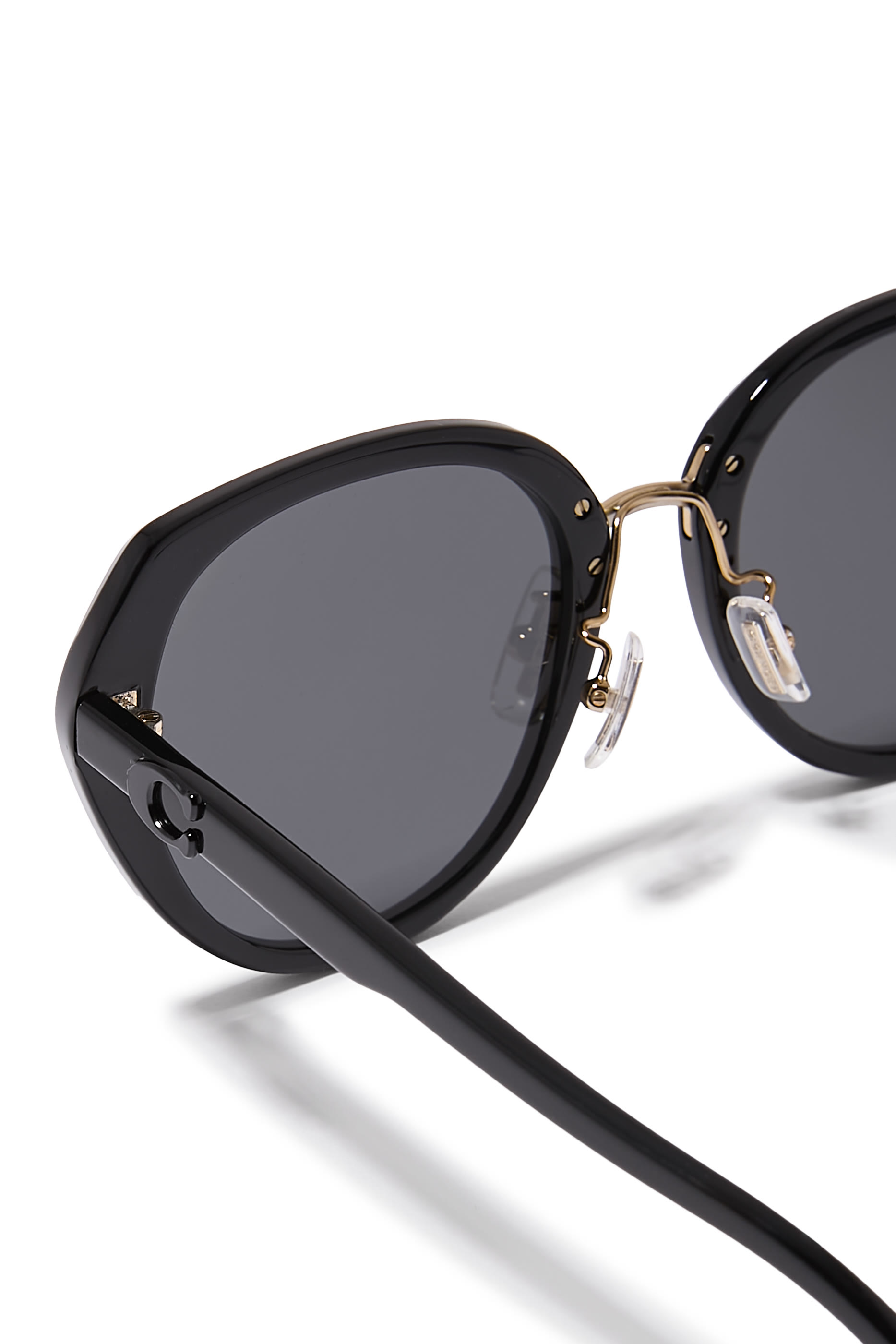  نظارة شمسية بإطار عين القطة عريض وأذرع رفيعة مزينة بشعار C