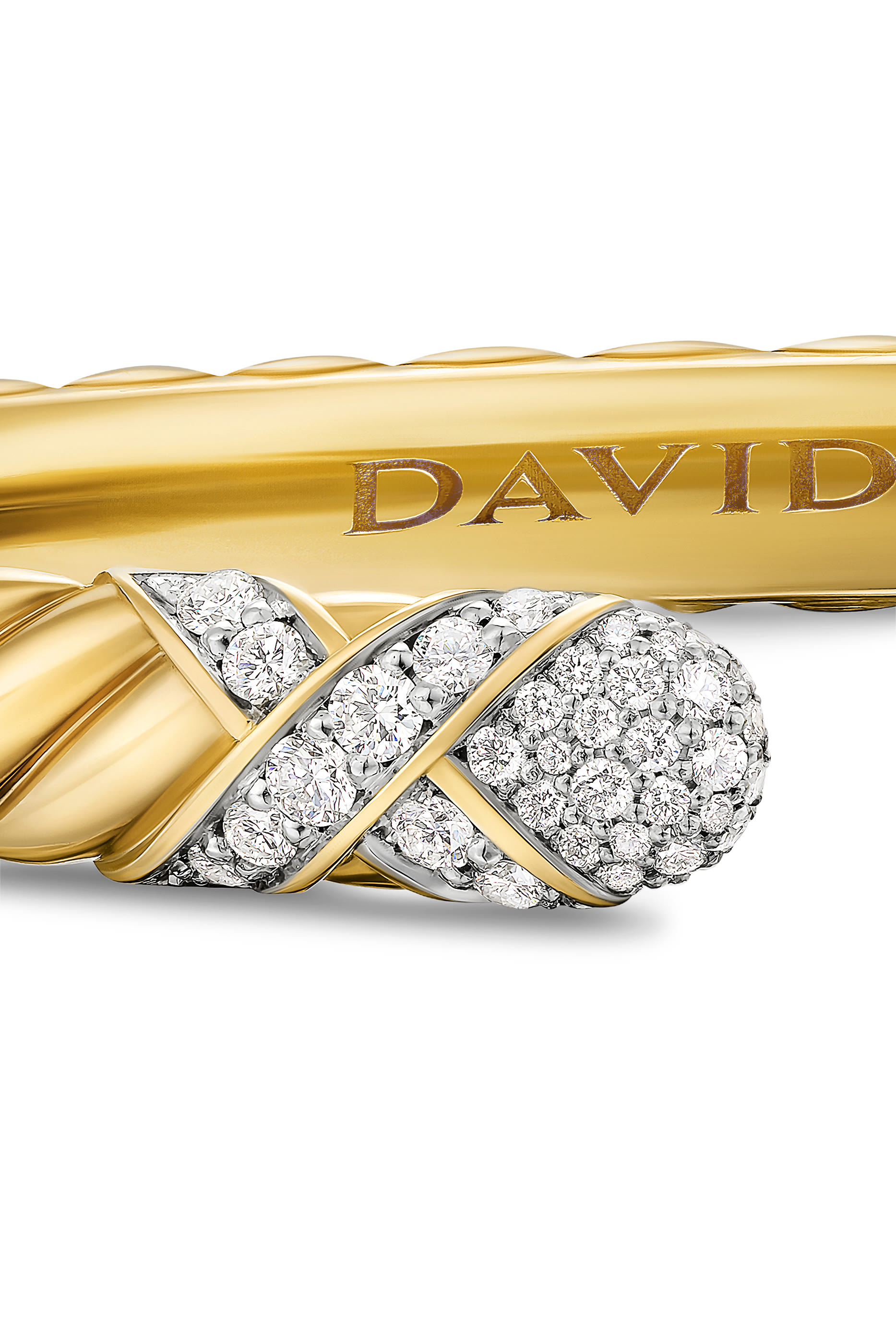 سوار كابل مفتوح اكس بتصميم منحوت مرصع بماس، ذهب أصفر عيار 18