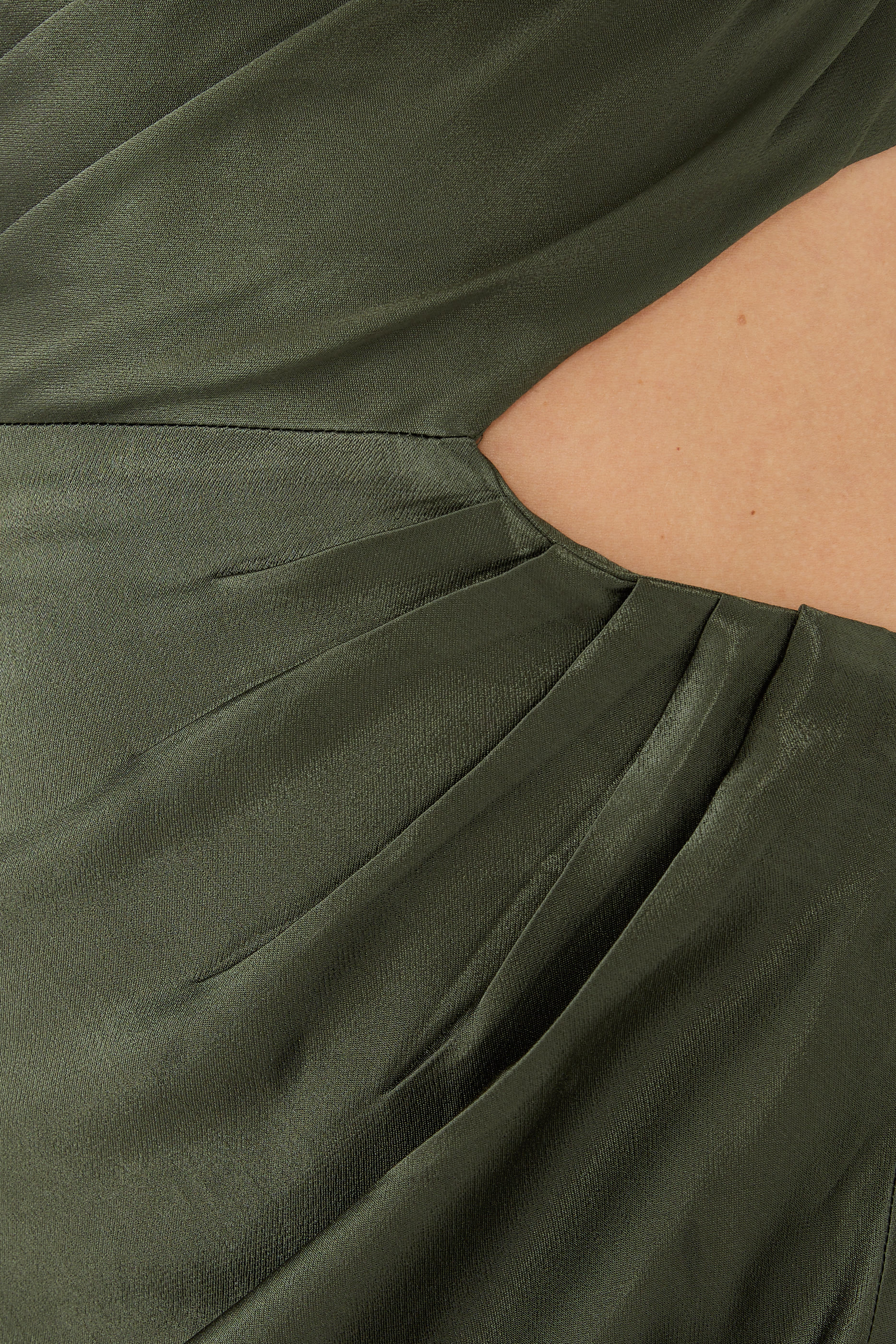 فستان لا لون طويل بتصميم غير متماثل