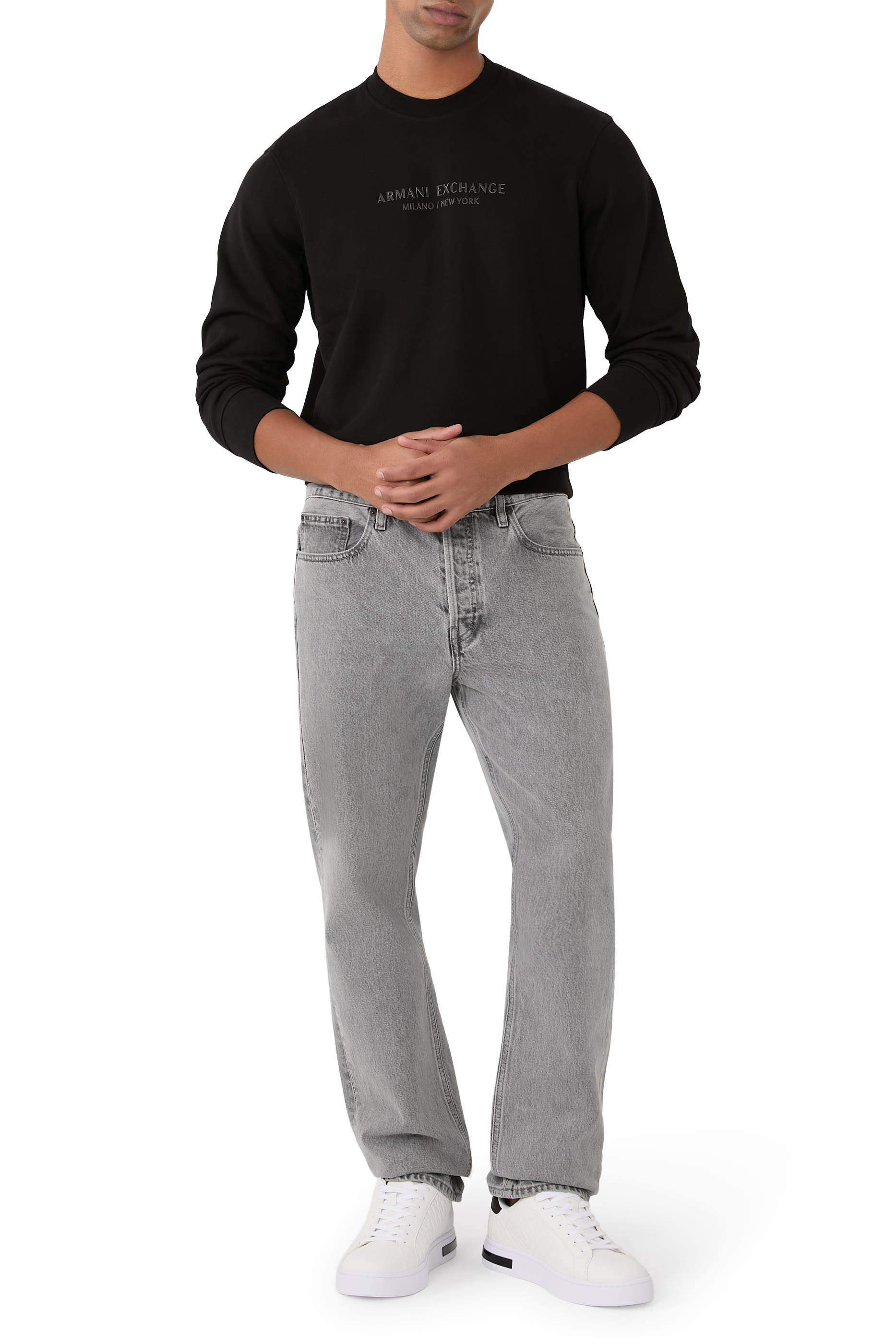 سويت شيرت بياقة ضيقة وشعار الماركة