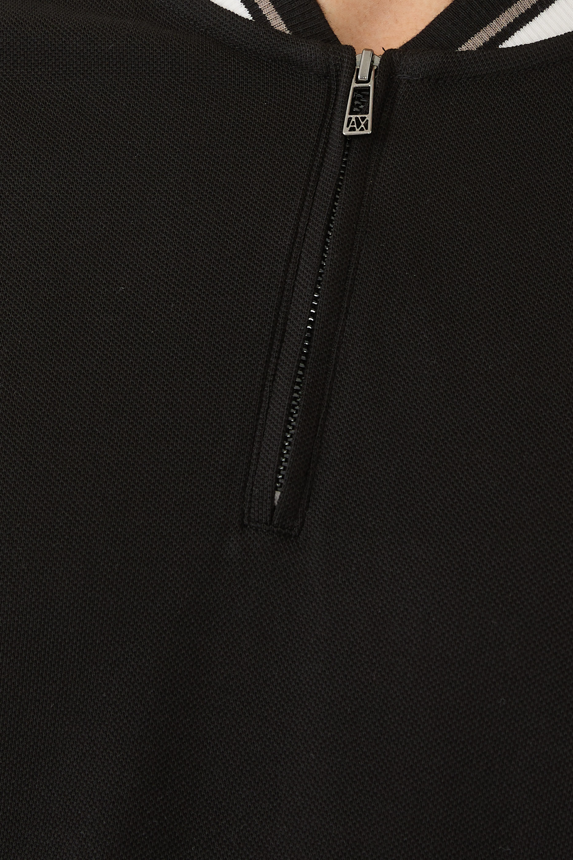 قميص بولو بسحاب قصير مزين بشعار الماركة