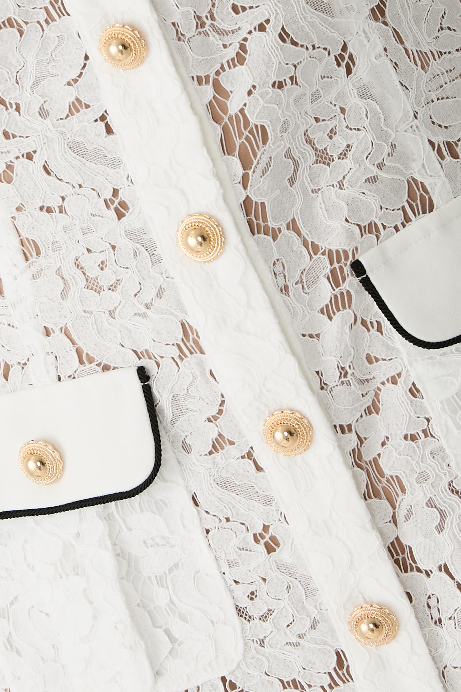 فستان قصير بياقة بلون مغاير دانتيل فستان قصير بياقة بلون مغاير دانتيل