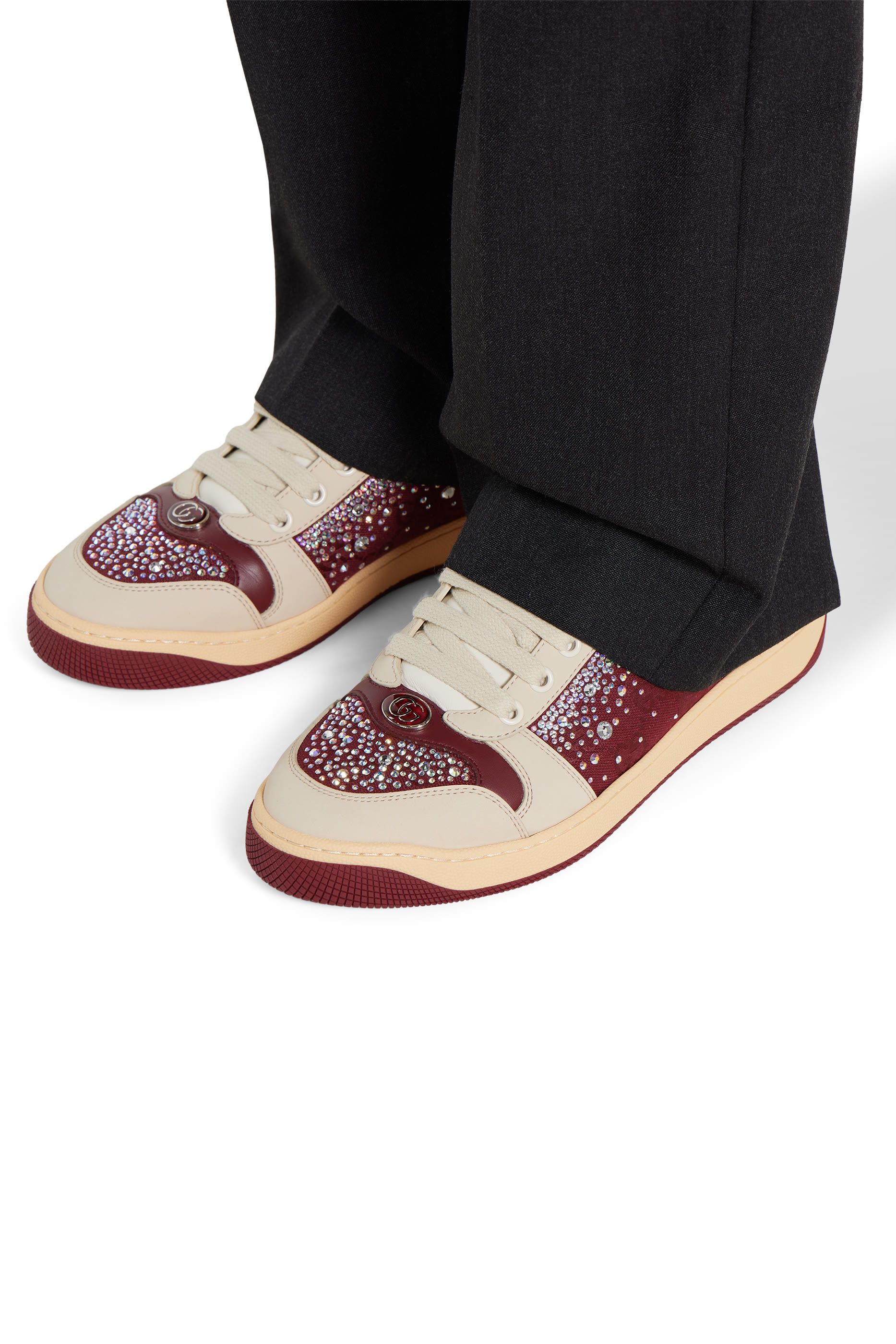 سنيكرز سكرينر مزين بحرفي شعار الماركة وكريستال