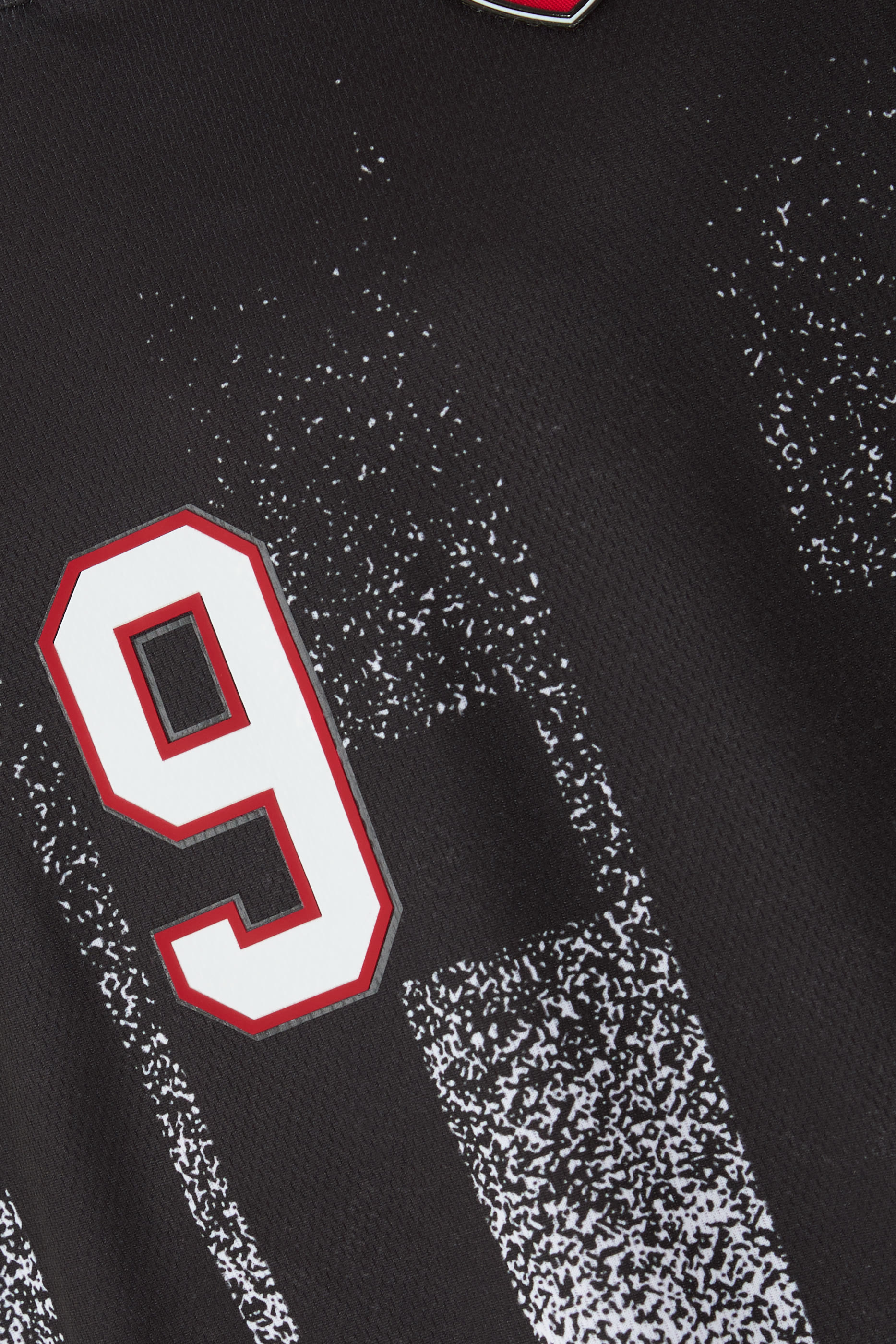 تيشيرت كرة قدم بلون متدرج ونقشة شعار الماركة بحجم كبير