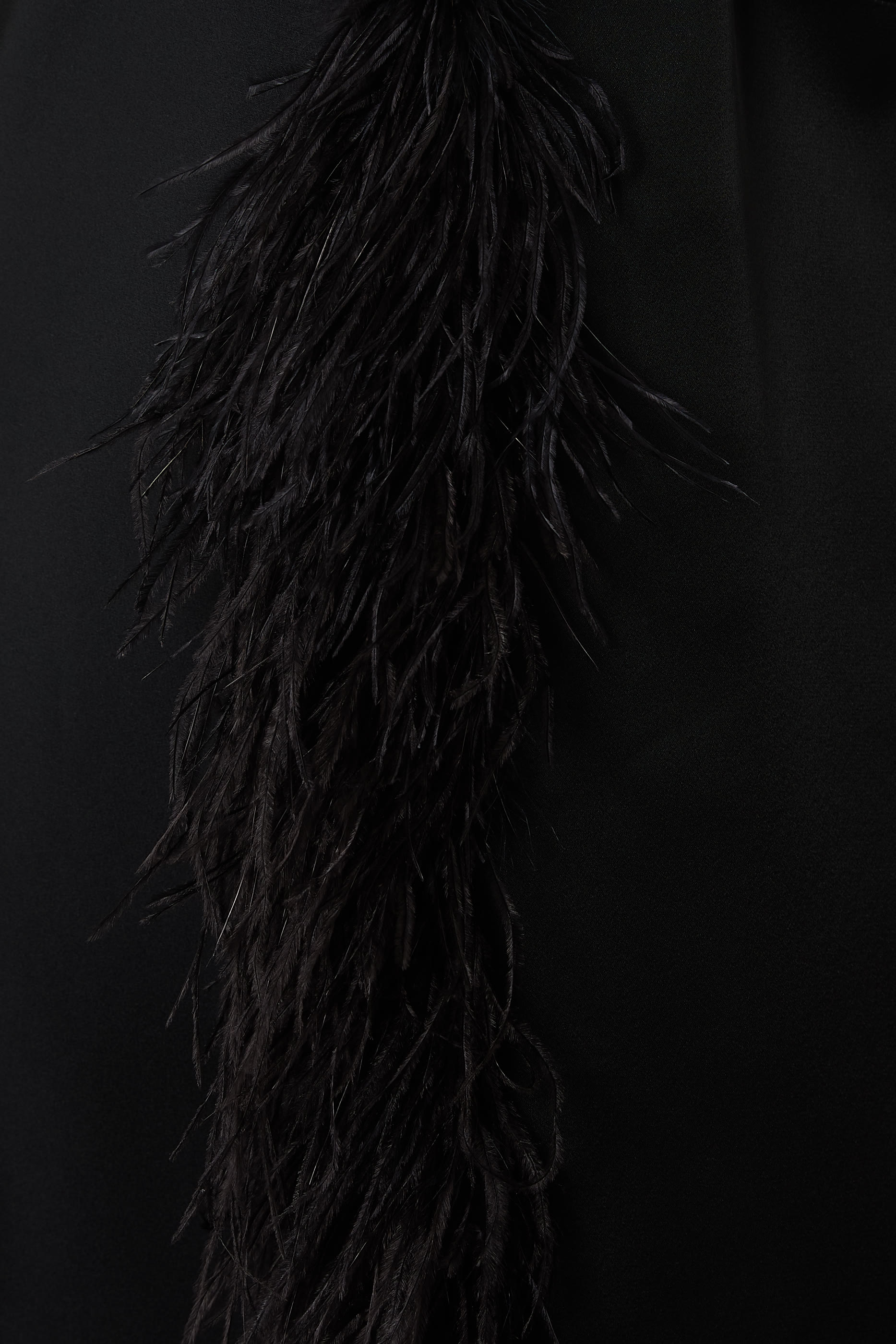 قفطان ستان بأكمام طويلة وحافة بالريش