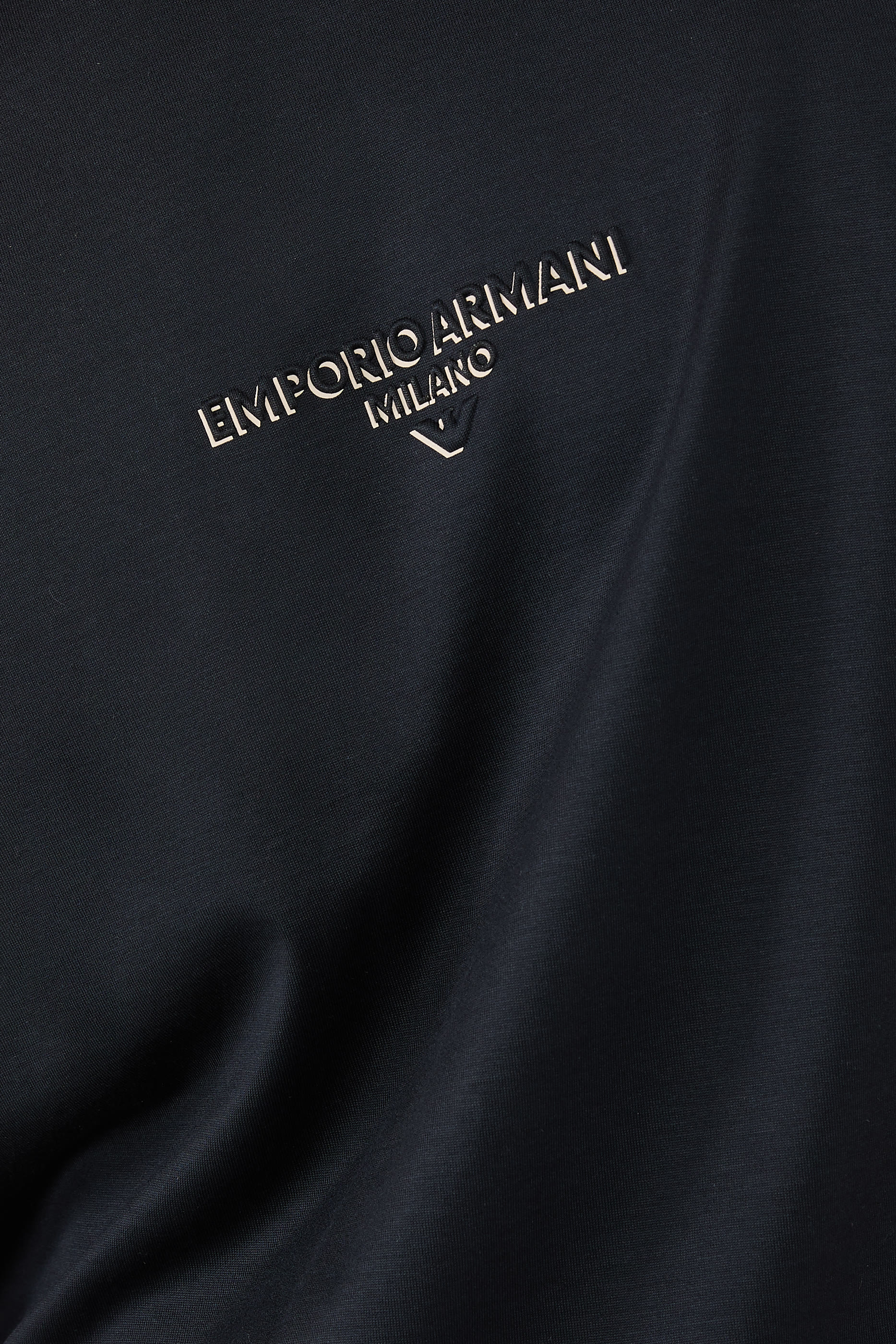 تيشيرت بأكمام قصيرة وشعار الماركة