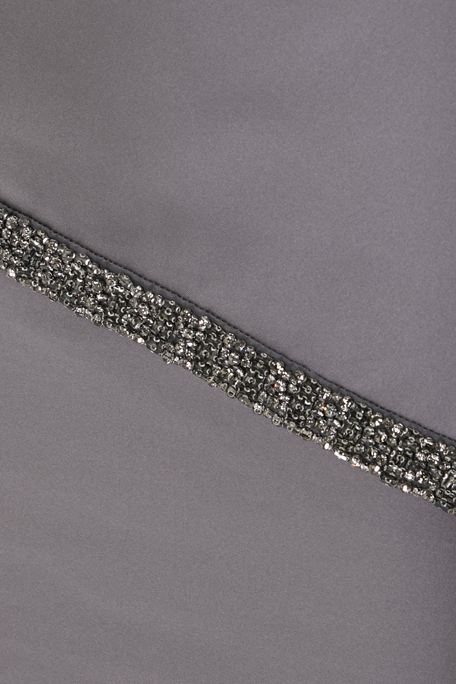 فستان سهرة بياقة مربعة وحافة جرس تفتا