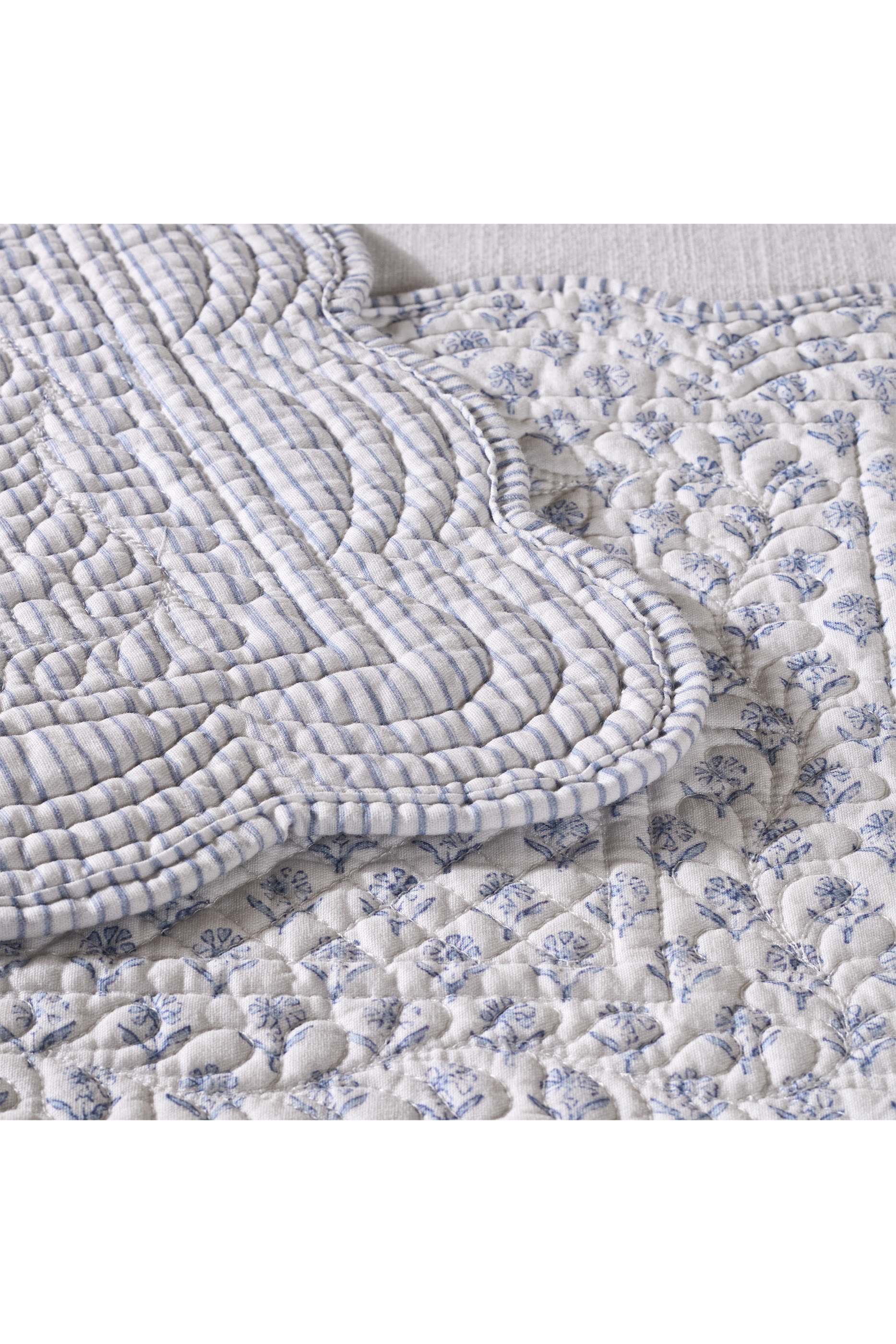 طقم مفارش طاولة  أيونا بتصميم بوجهين