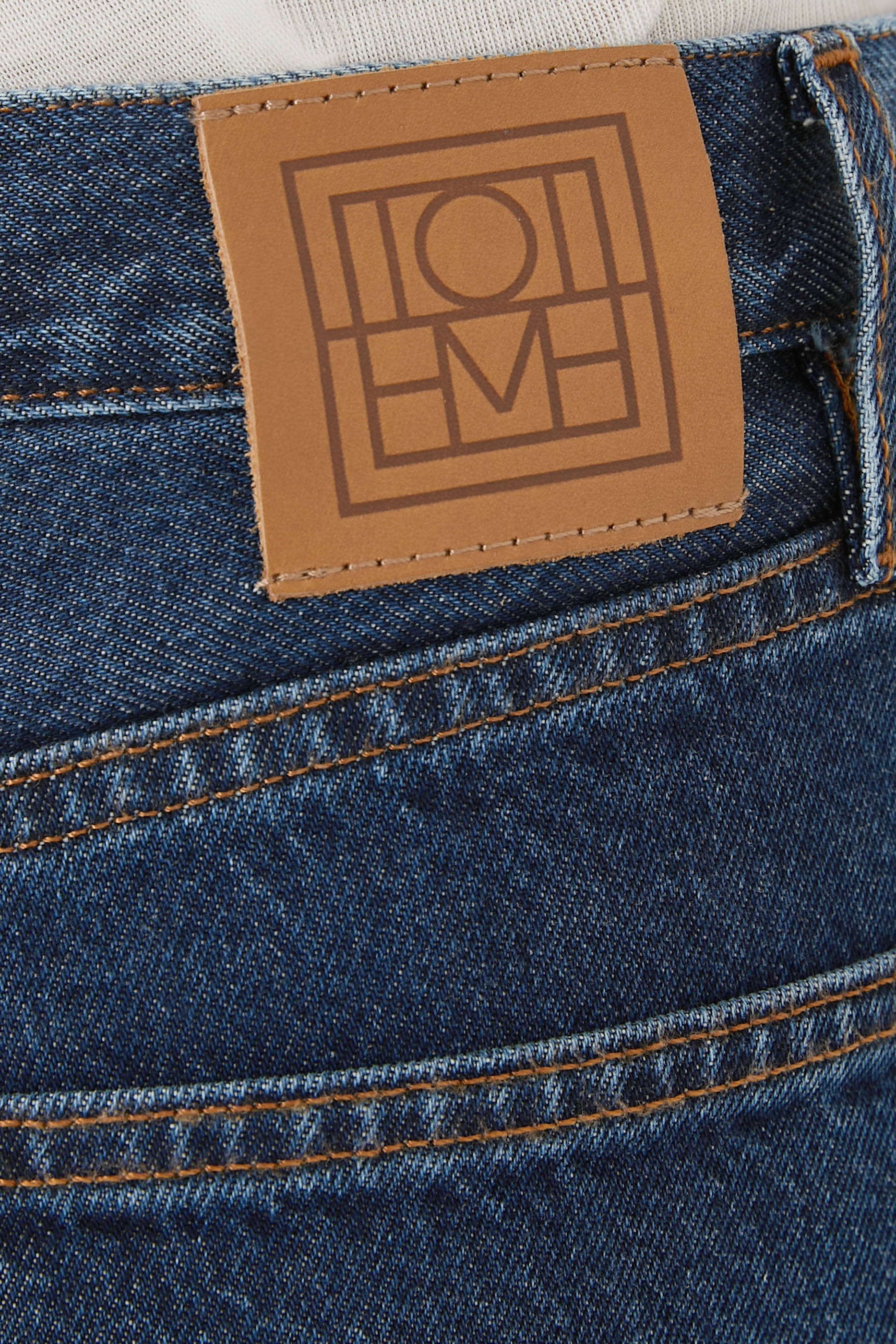 بنطال جينز دنيم بقصة كلاسيكية