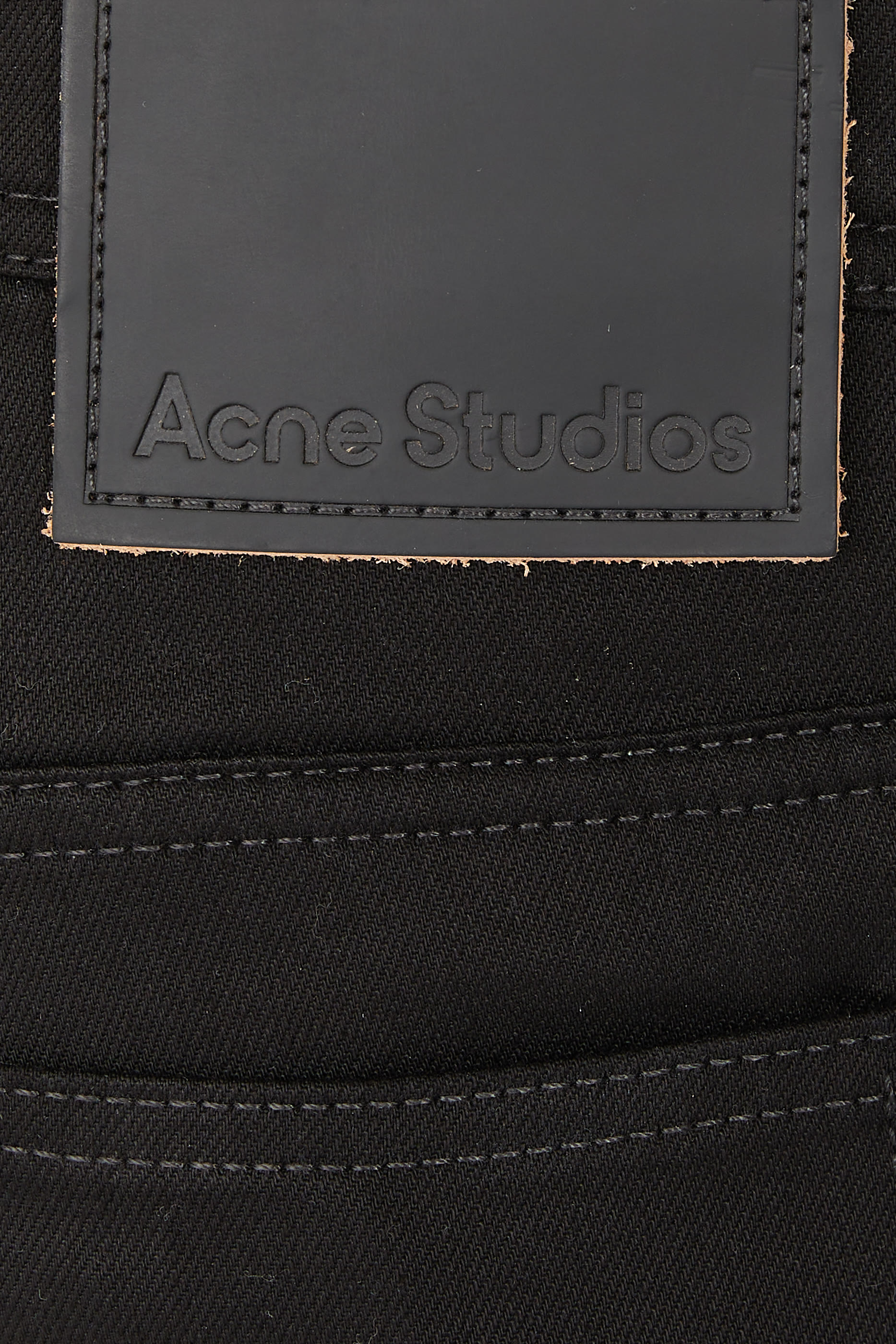 بنطال جينز بقصة ضيقة