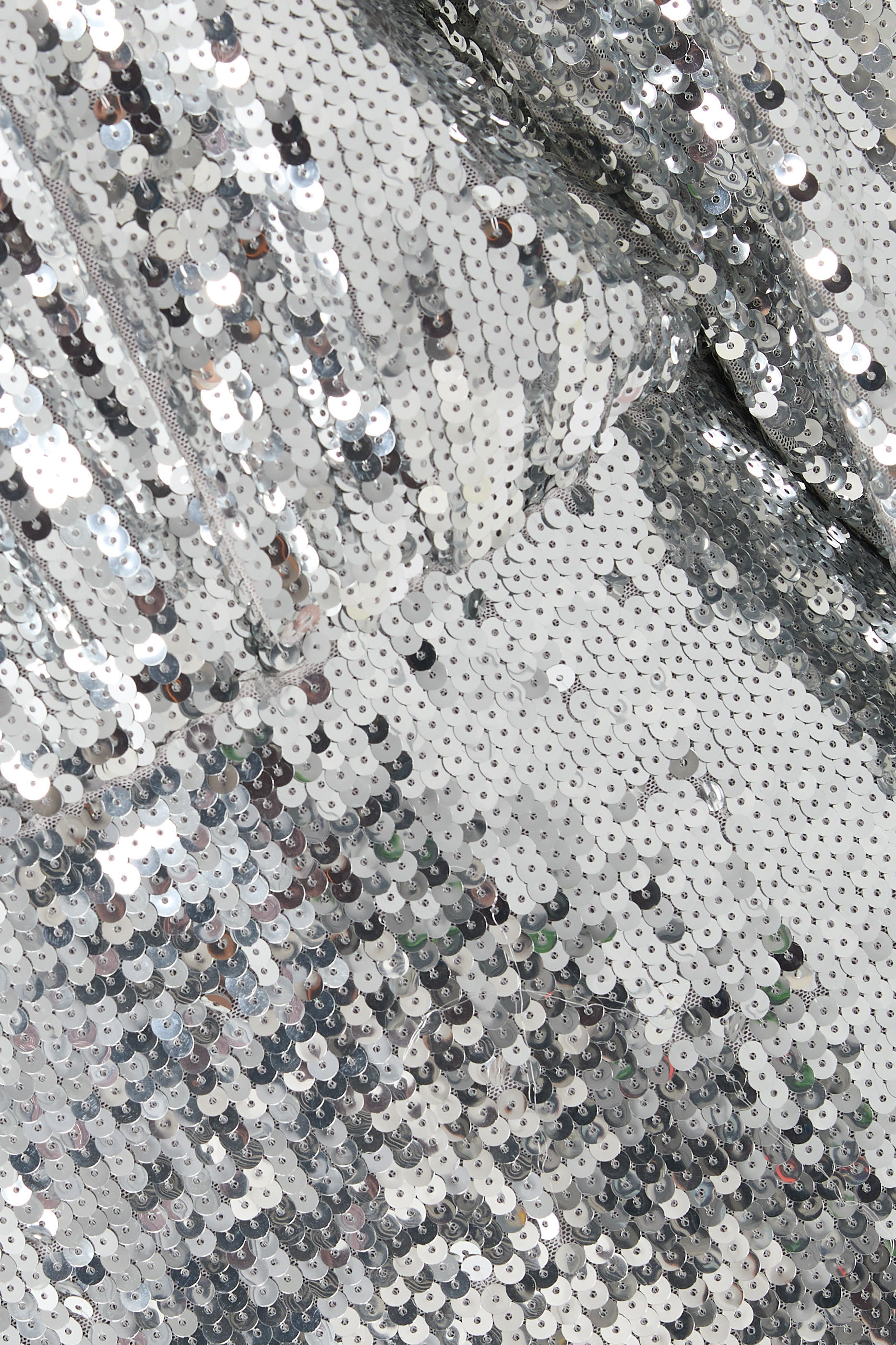 فستان طويل مزين بترتر