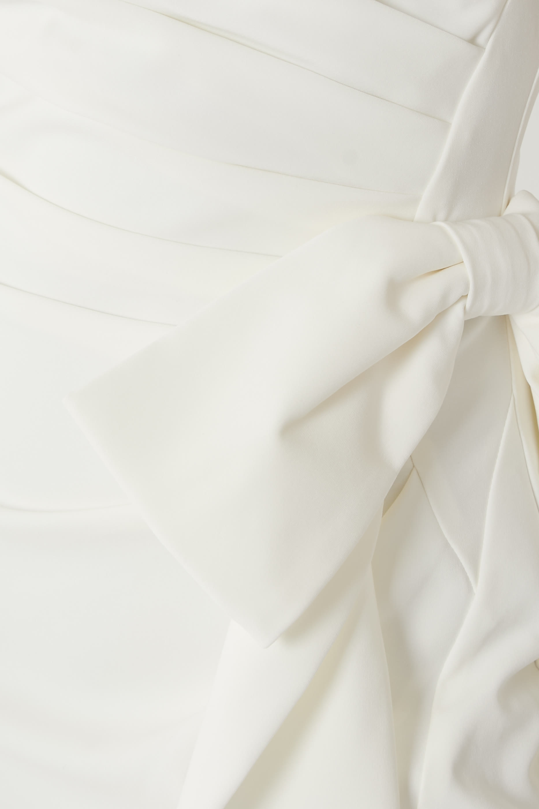 فستان متوسط الطول بكتف مكشوف