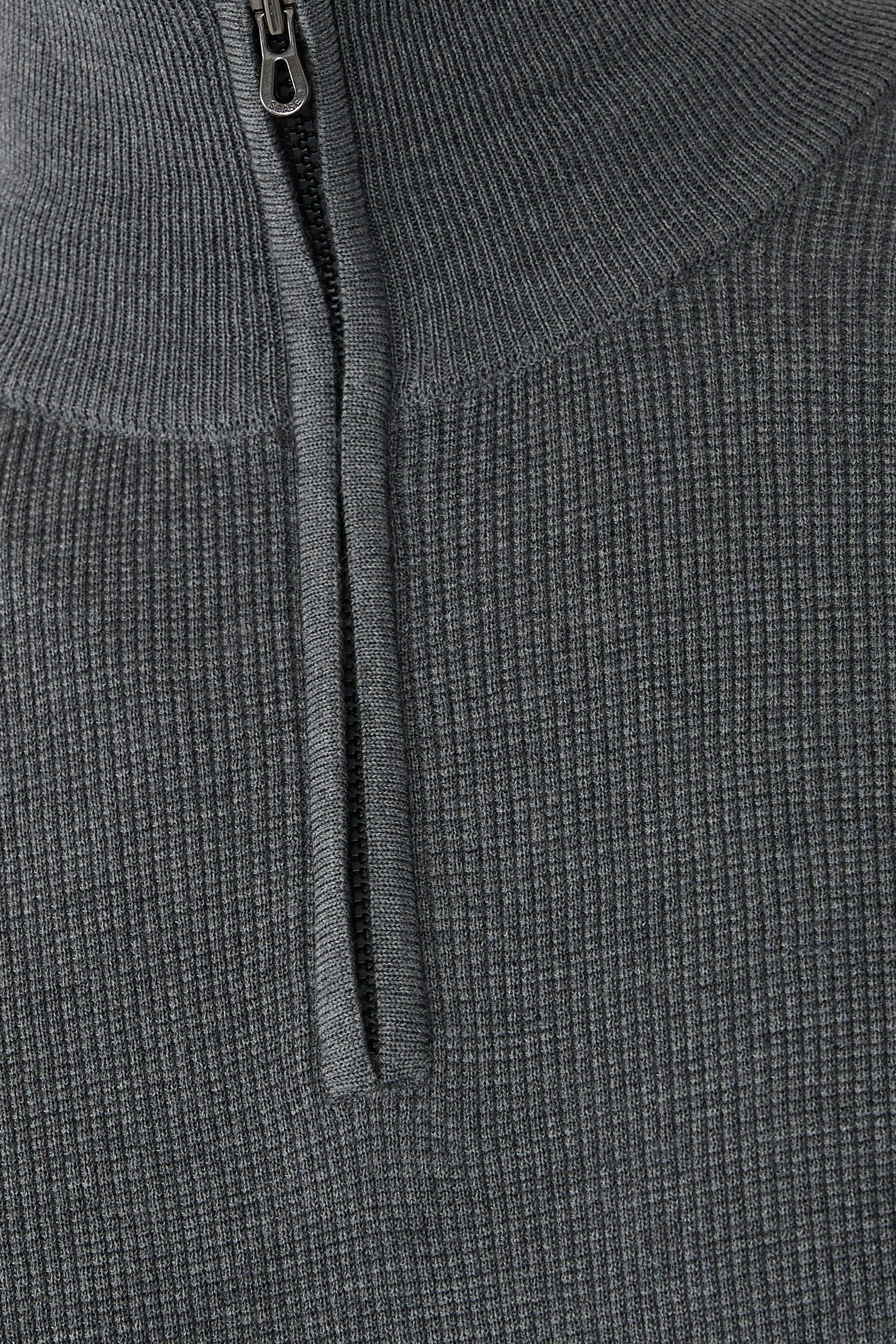 كنزة بياقة عالية ونصف سحاب نسيج متشابك