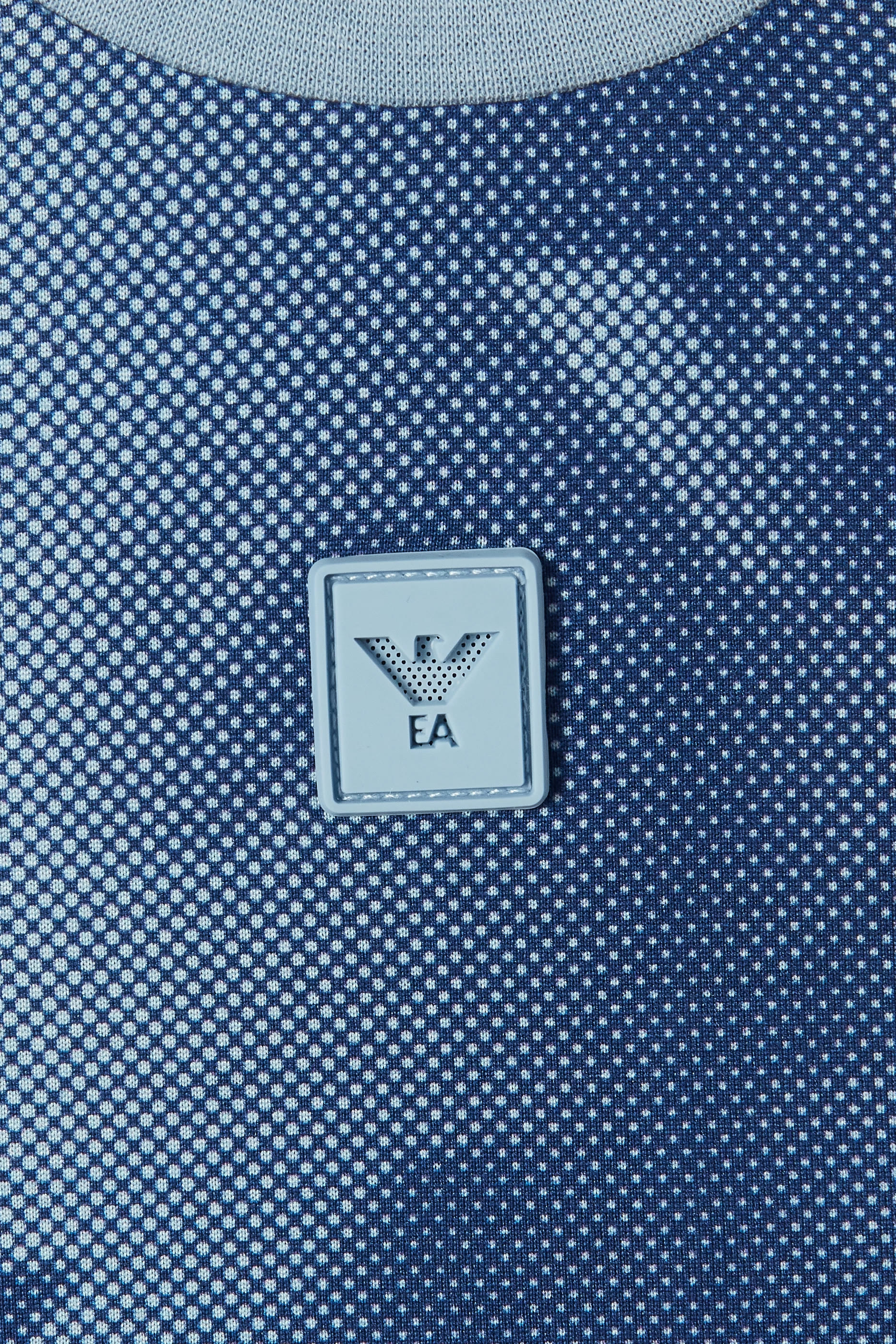 طقم تيشيرت وشورت بشعار الماركة للأطفال