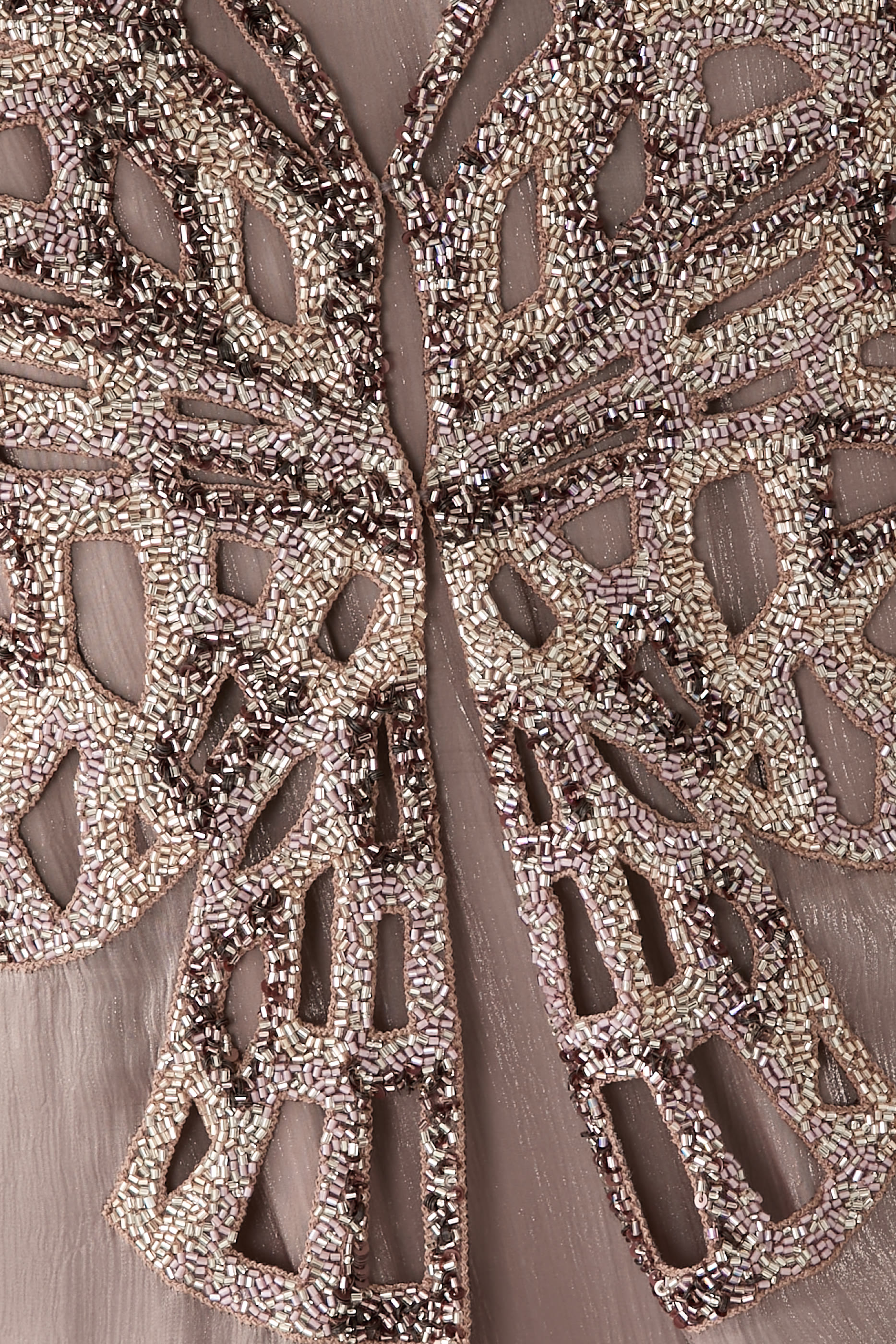 قفطان بتصميم كاب وتطريز مستوحى من شكل الفراشة