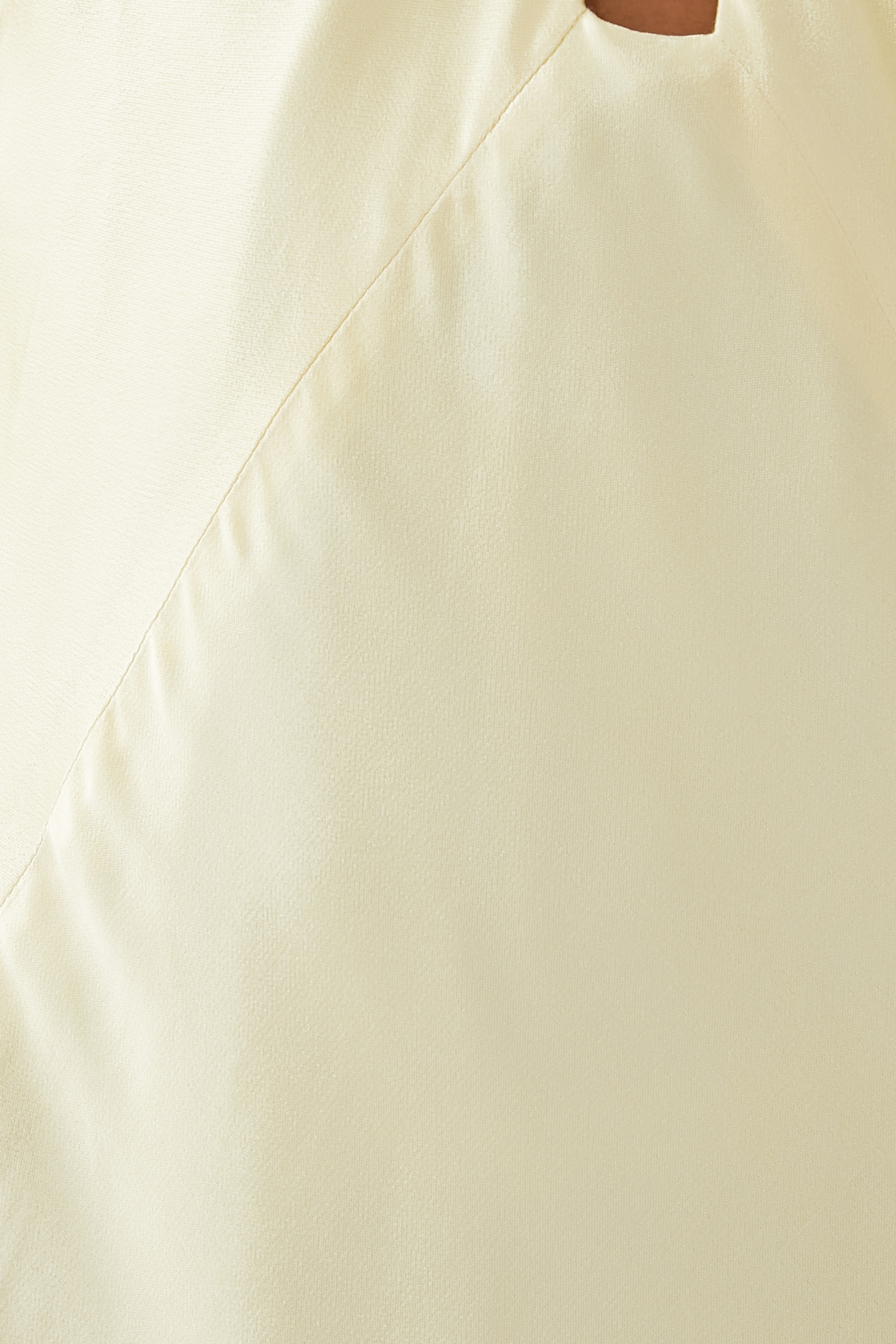 فستان لا لون متوسط الطول بتصميم متقاطع في الأمام وفتحة