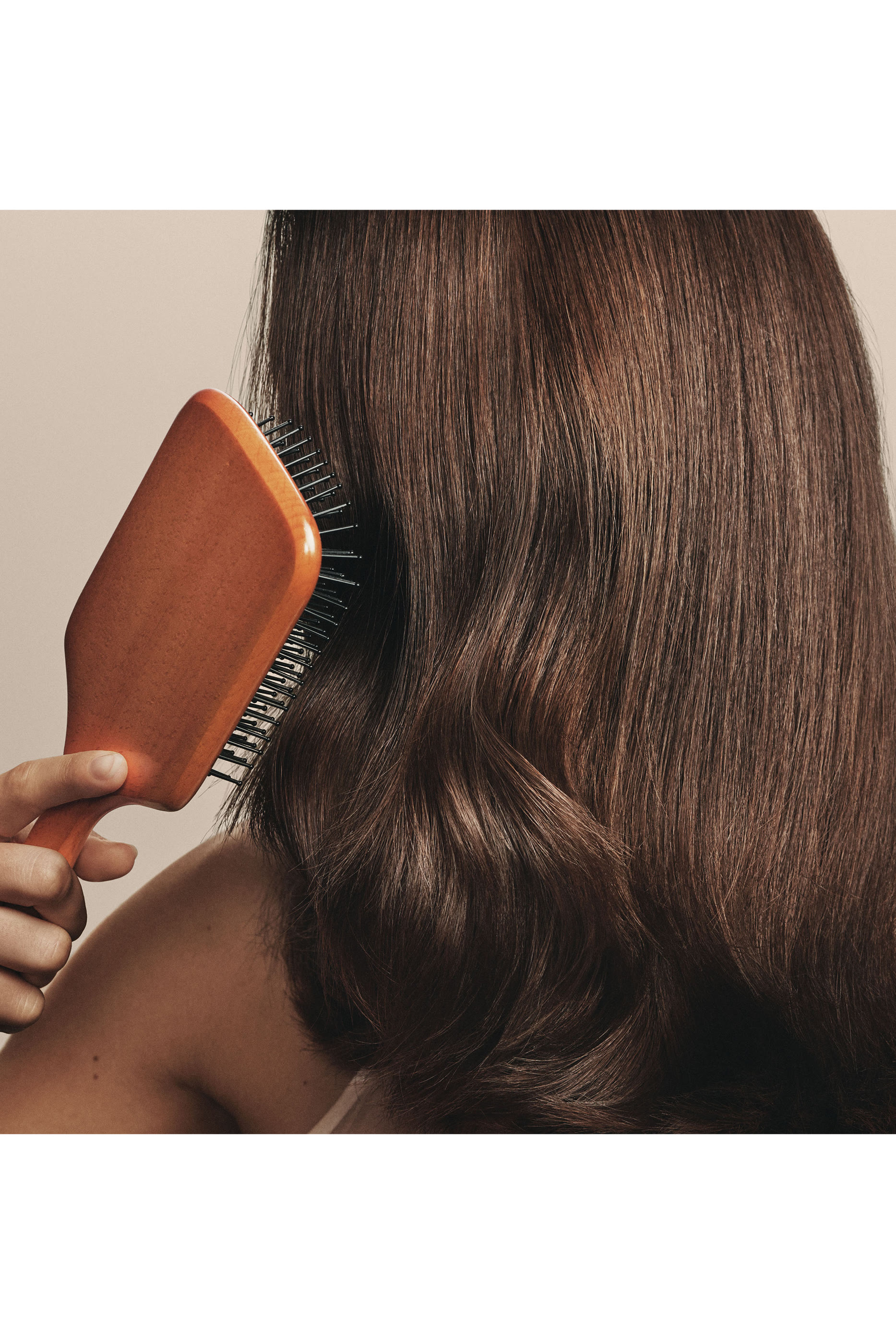 فرشاة خشبية عريضة