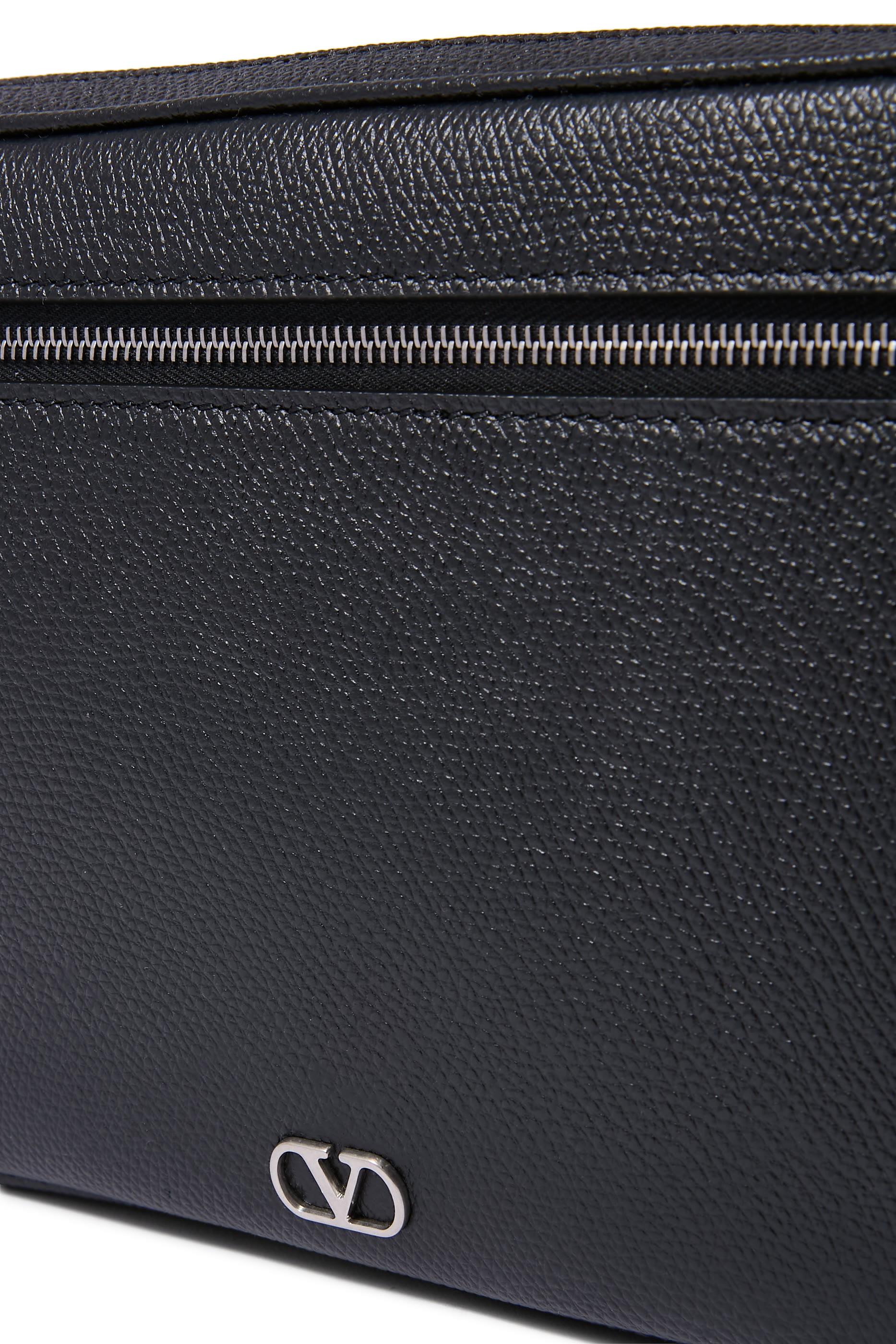 حقيبة صغيرة بشعار الماركة