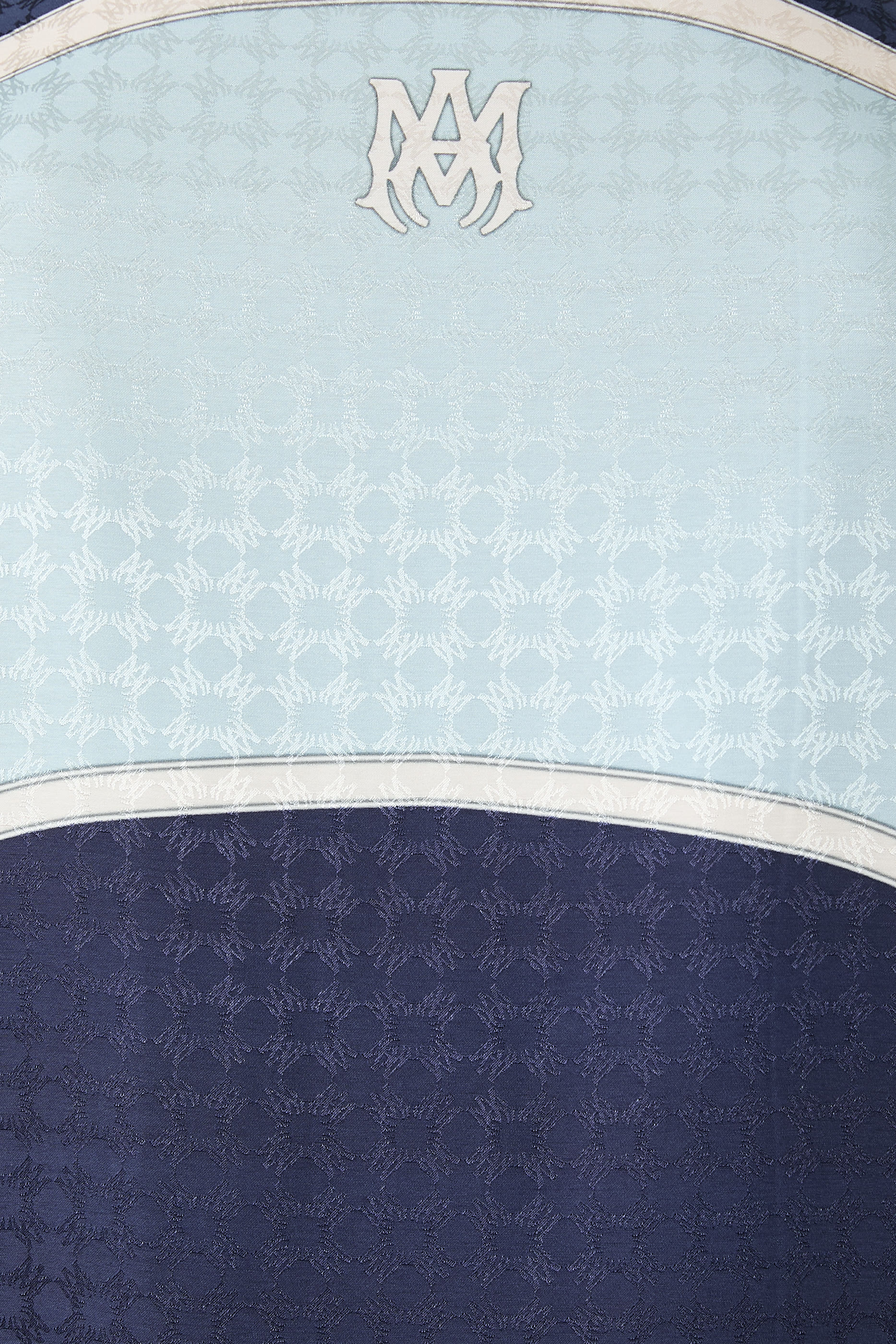 قميص بقصة فضفاضة بياقة مطوية وأجزاء بشعار الماركة