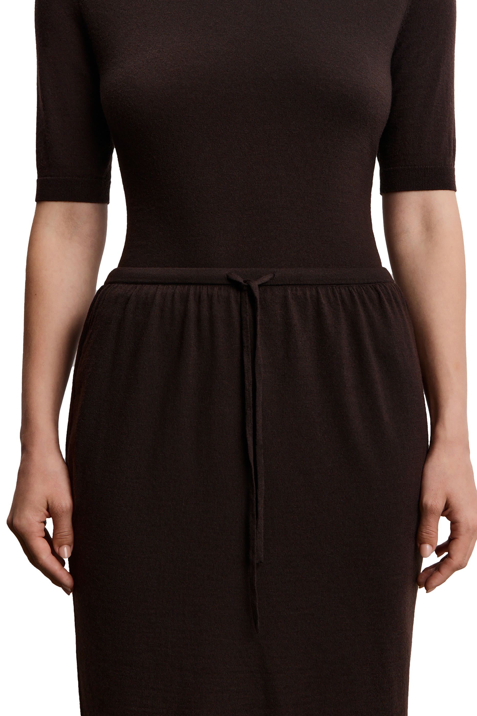 بلوزة بياقة عالية حرير