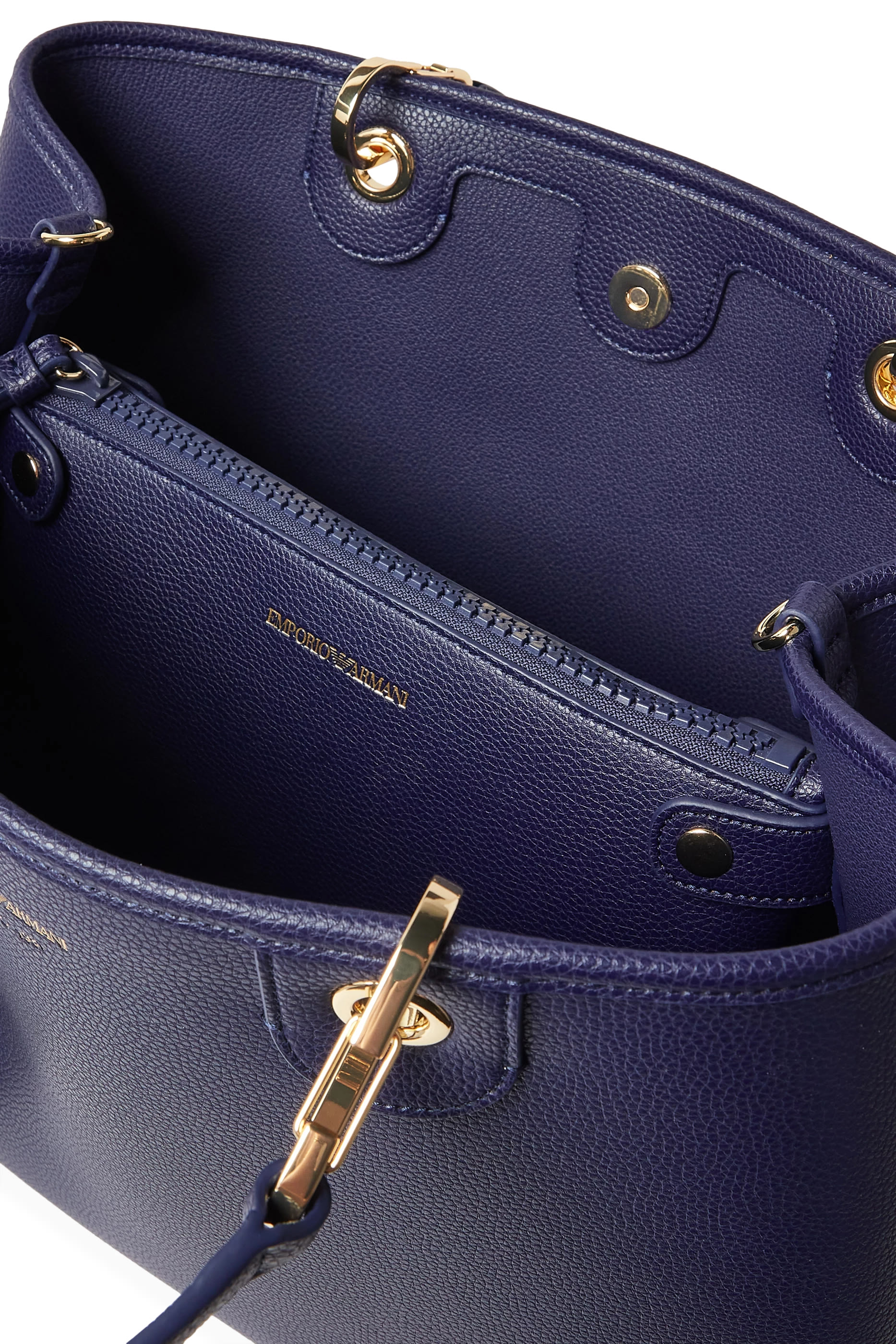 حقيبة يد مزينة بشعار الماركة