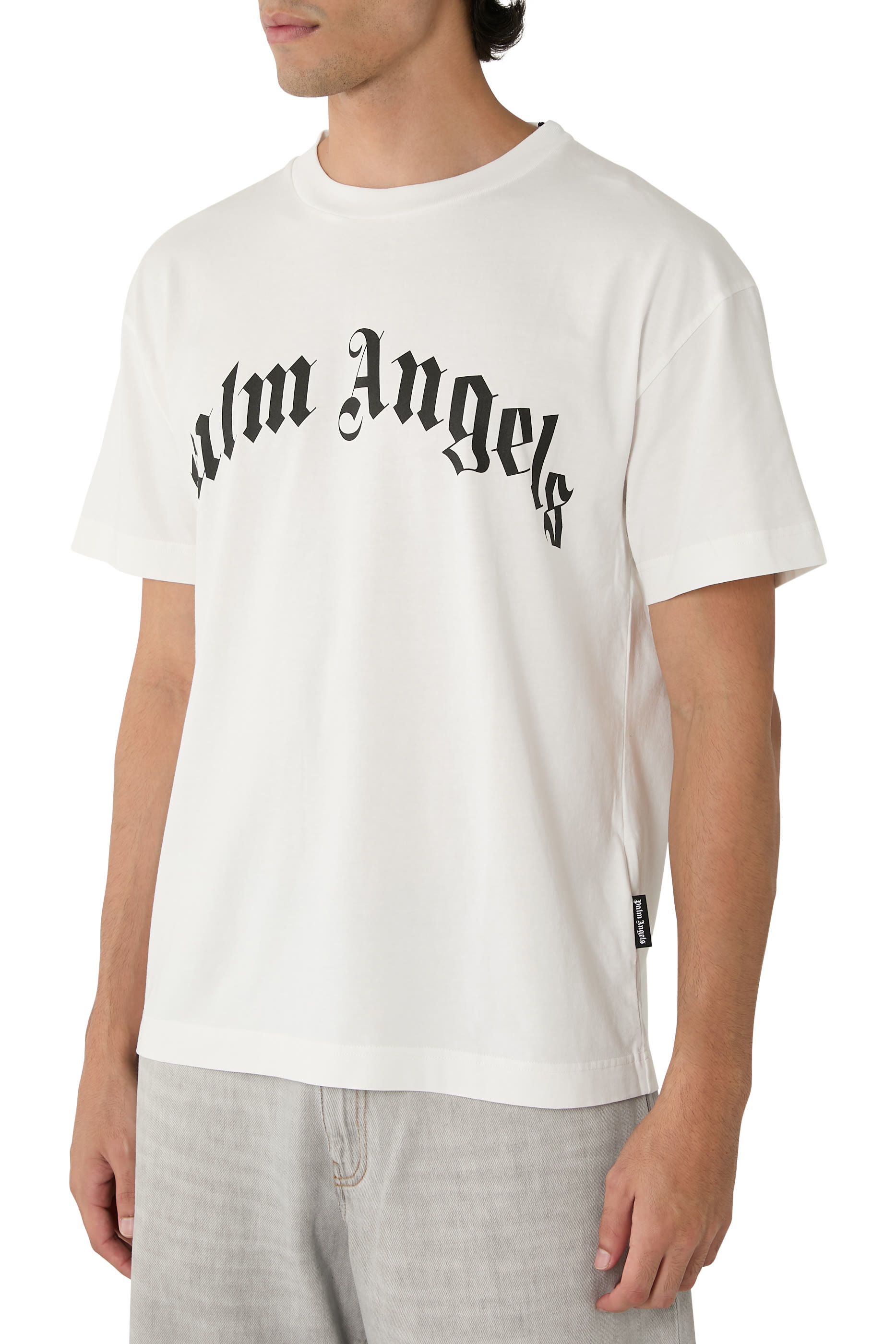 تيشيرت بشعار الماركة بتصميم متموج