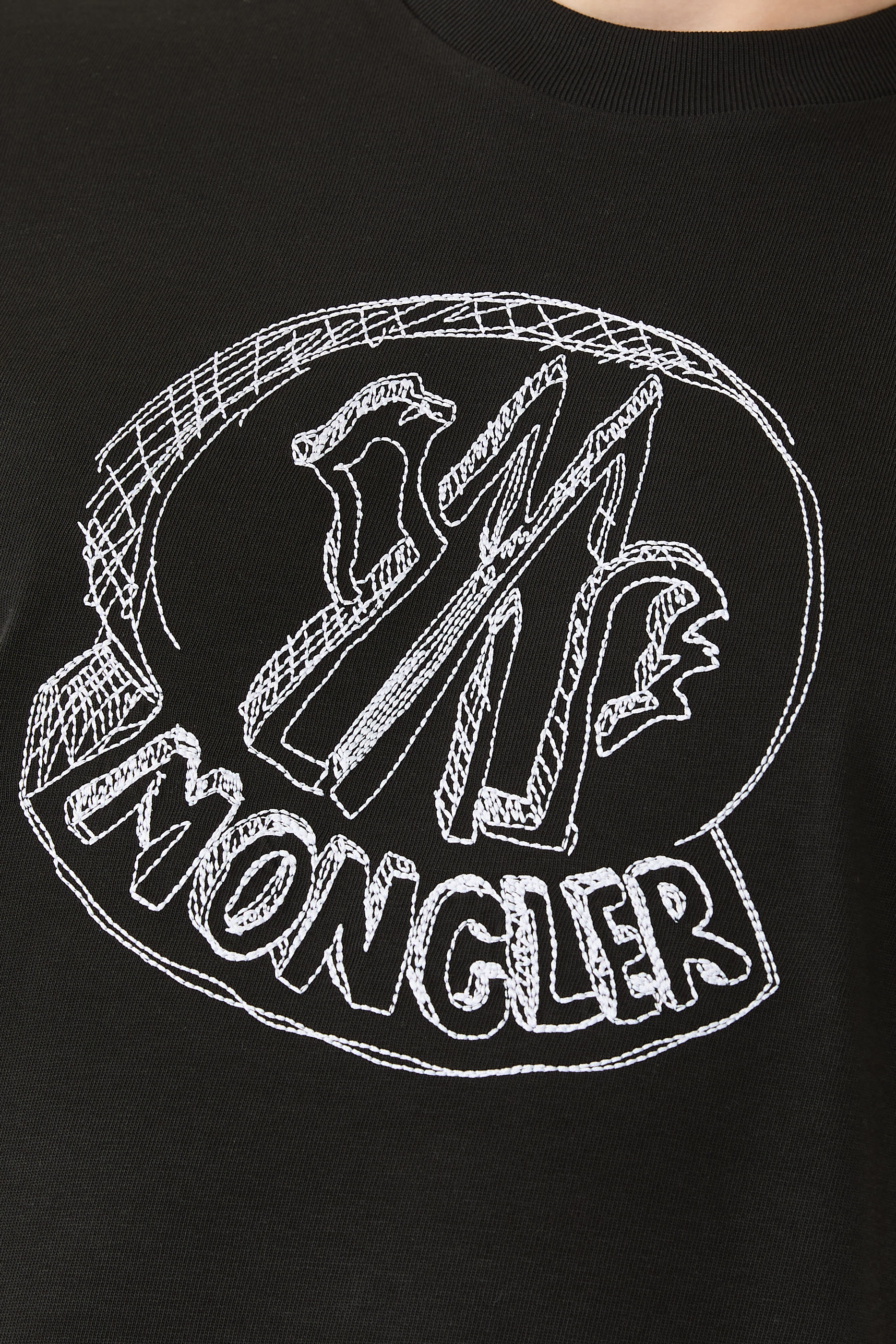 تيشيرت مطرز بشعار الماركة بتصميم تخطيطي