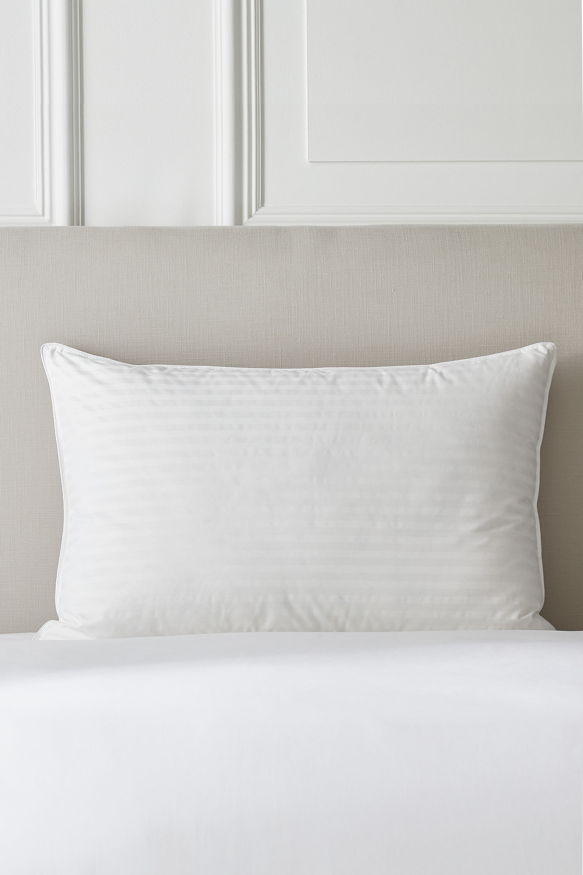 وسادة بتصميم مبطن بزغب مجري فاخر، دعم متوسط