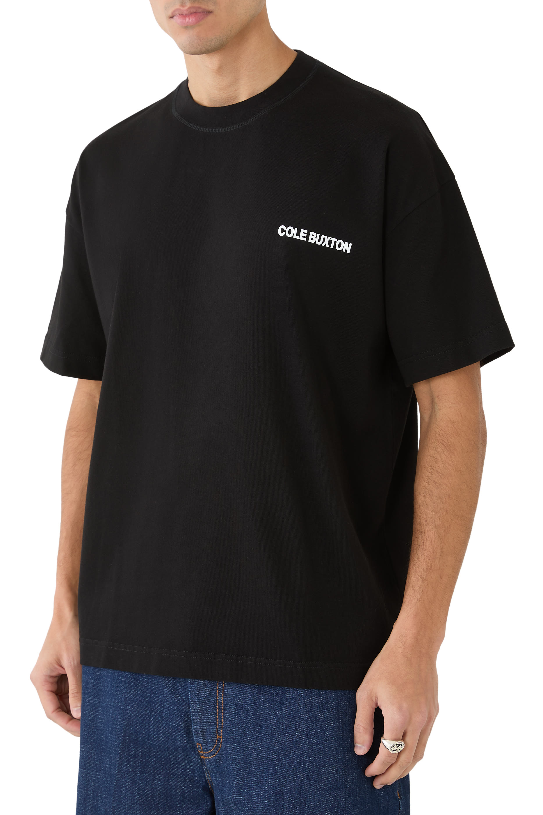 تيشيرت بشعار الماركة من تشكيلة الملابس الرياضية