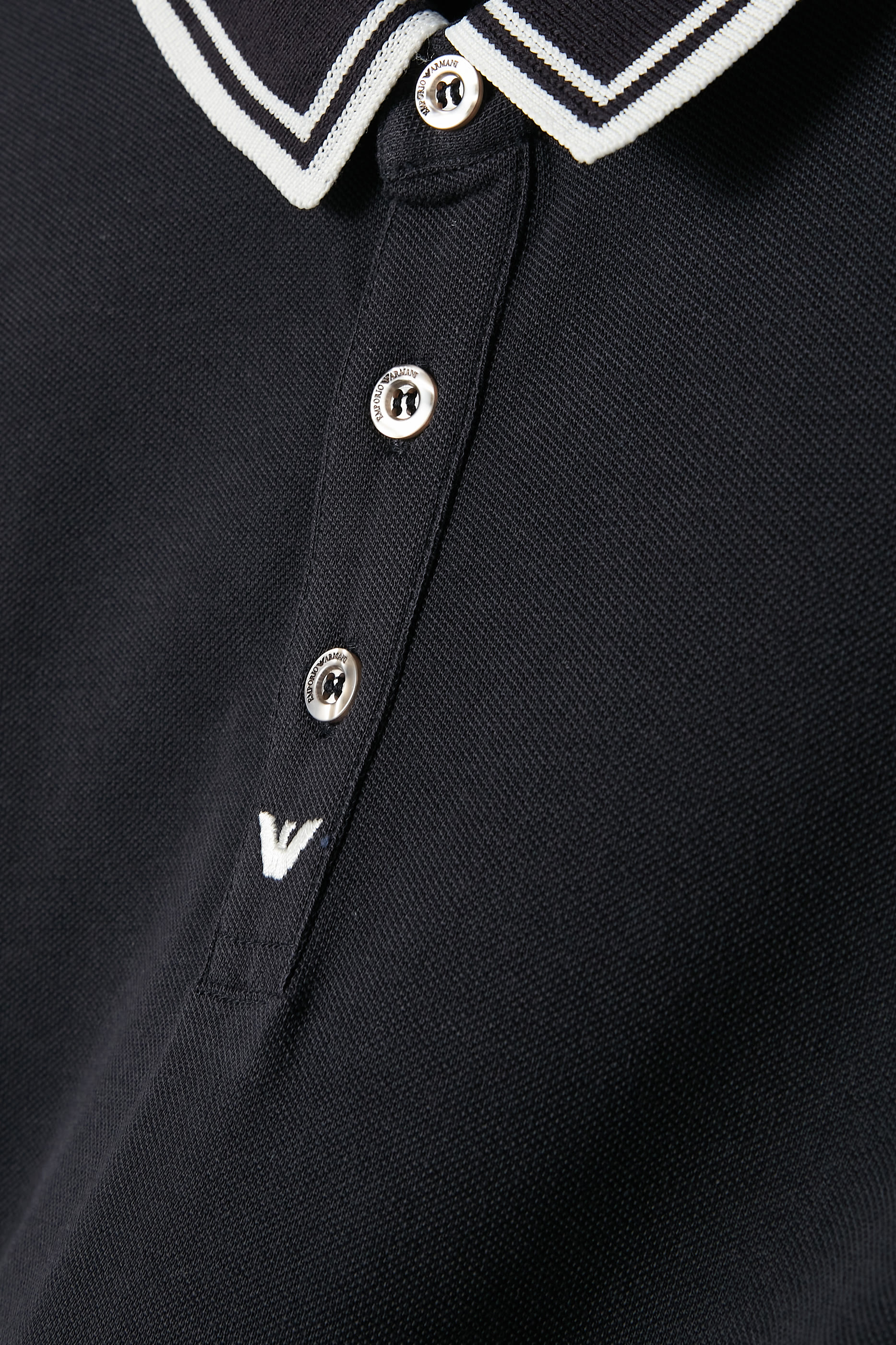 قميص بولو بأكمام قصيرة وشعار الماركة على الياقة للأطفال