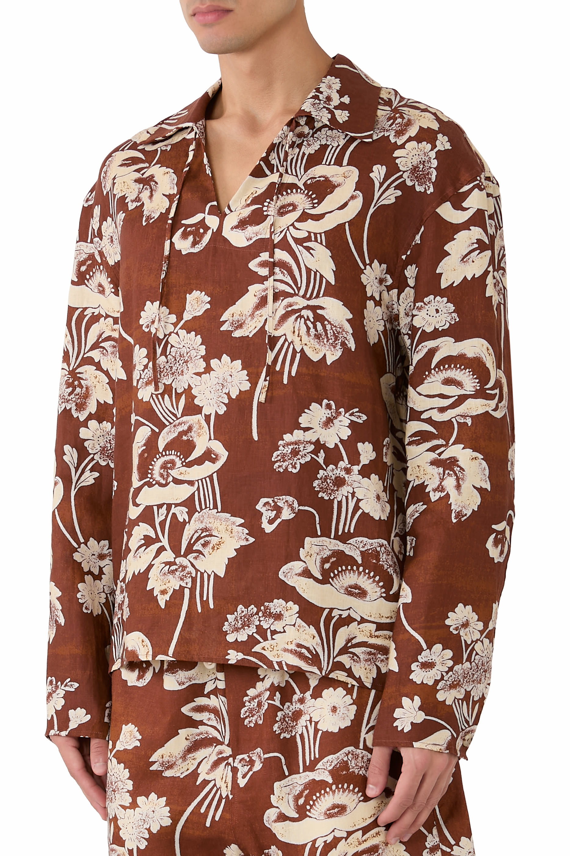 قميص بنقشة فاوانيا ورباط أمامي