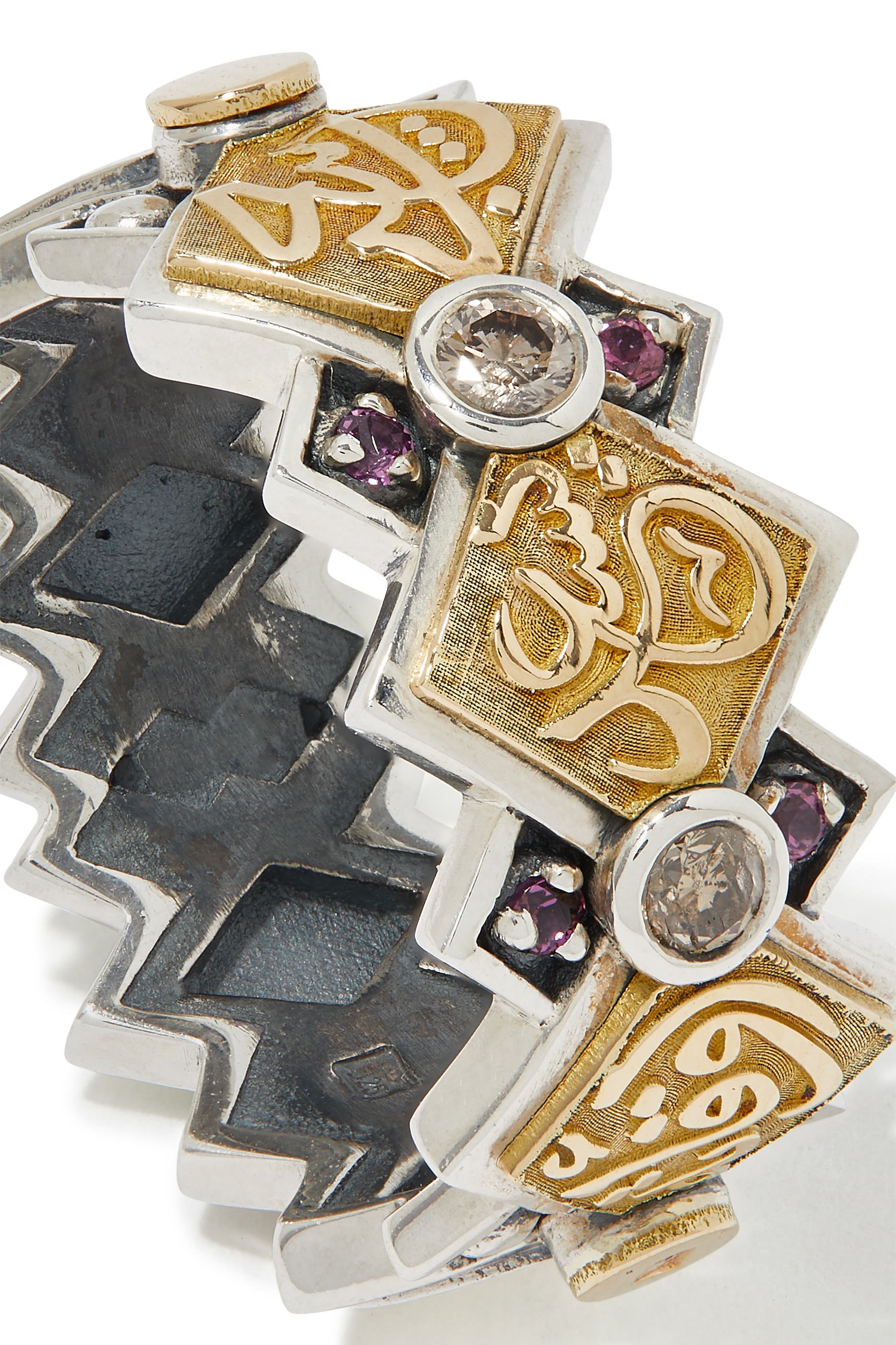 خاتم بكلمة حبيبي مرصع بلارودوليت والماس، ذهب أصفر عيار 18 وفضة إسترلينية